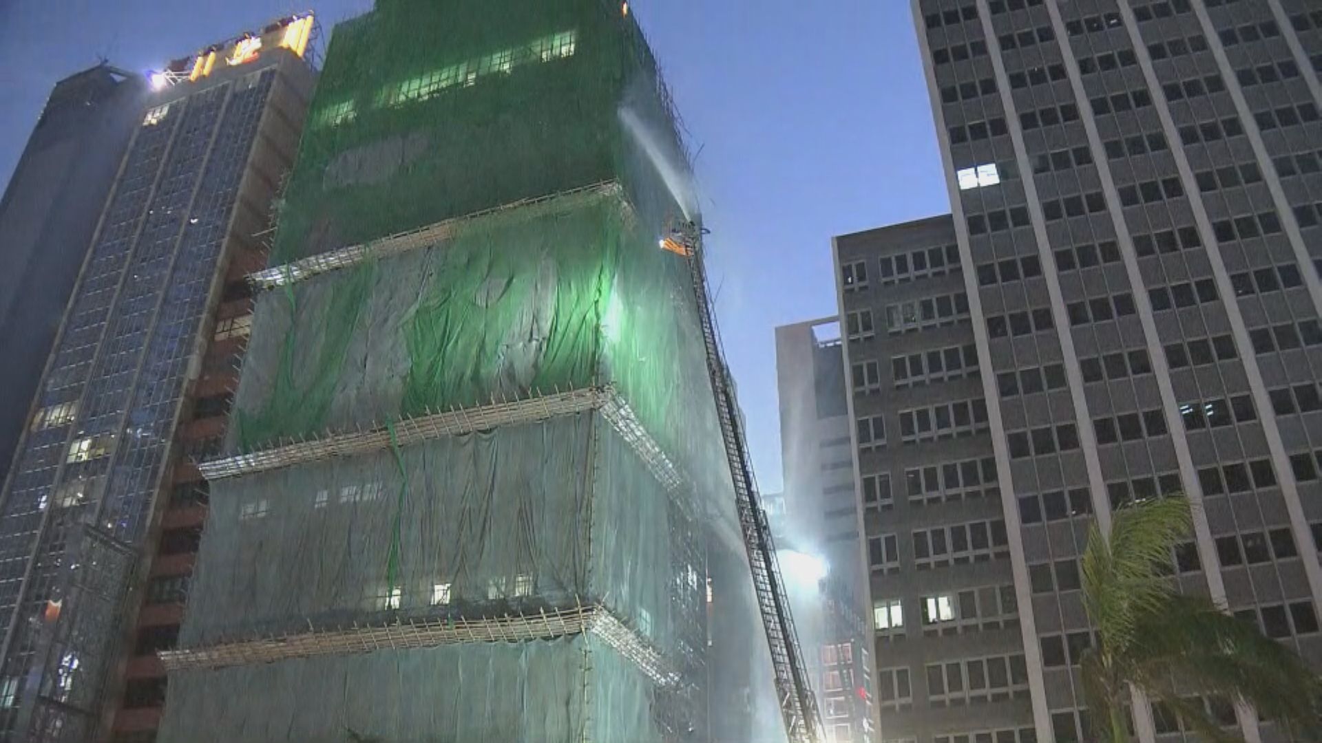 中環華懋大廈棚架三級火　兩傷者危殆(陳樂陶報道)