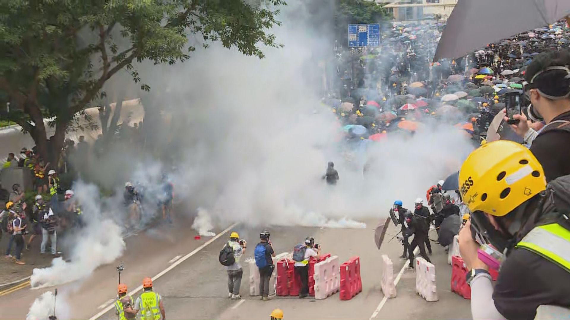 警方施放催淚彈及出動水炮車驅散示威者