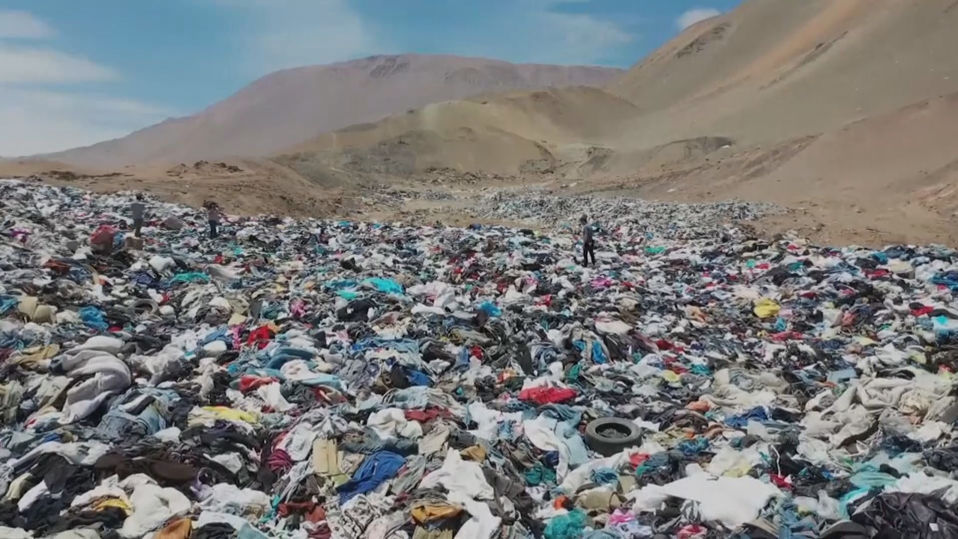 舊衣物被棄置智利沙漠污染環境