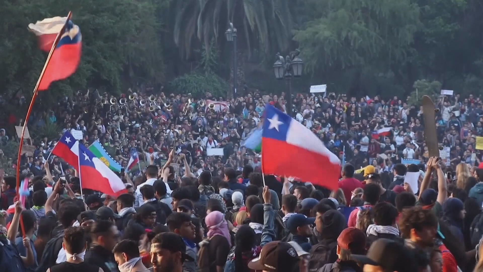 智利反政府示威持續　總統再撤換內閣成員