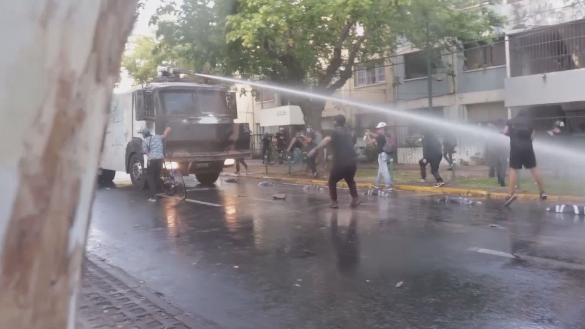 智利警方以水炮車驅散示威者