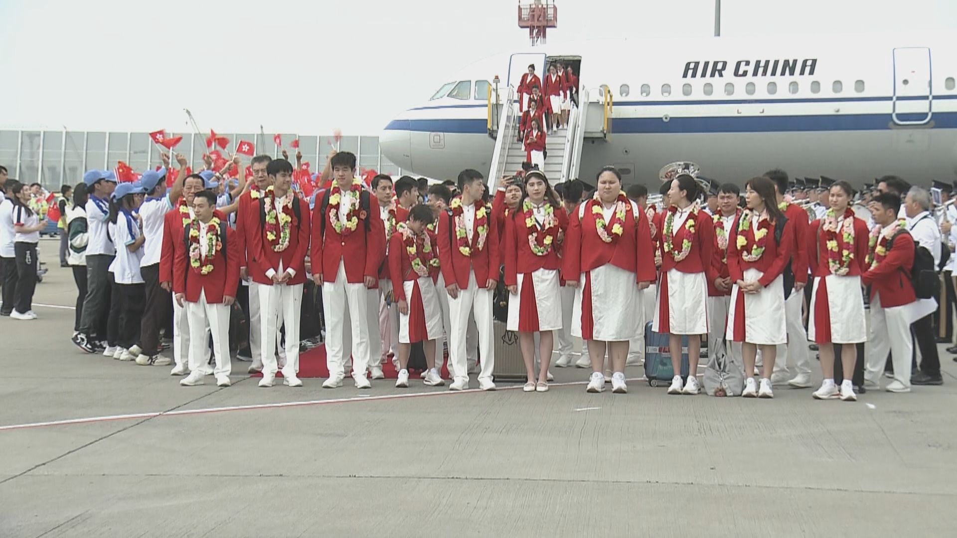 國家隊奧運代表團抵達香港　特區政府在停機坪舉行歡迎儀式