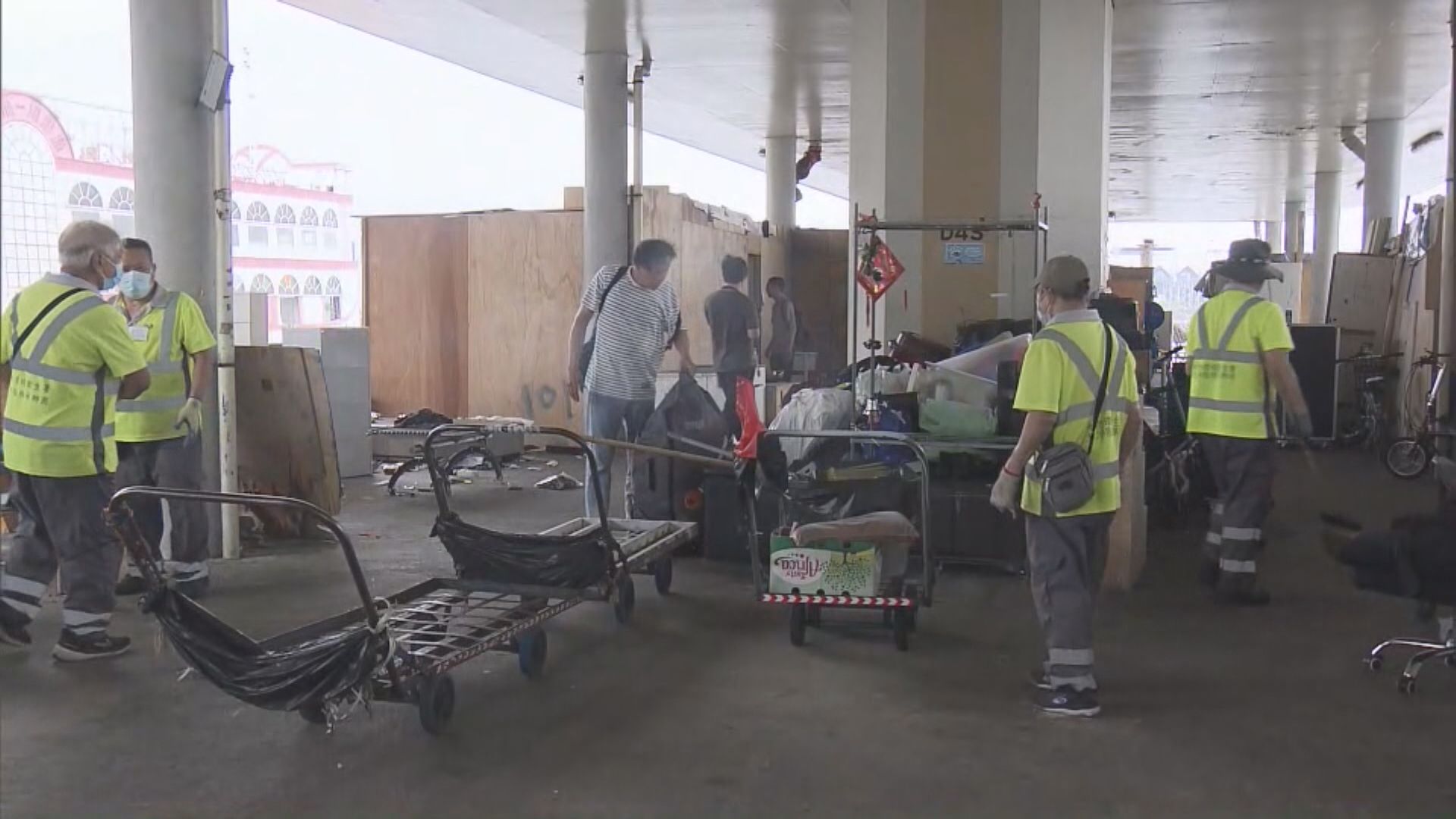 觀塘碼頭露宿者物品遭清理　運輸署：有環境衞生問題