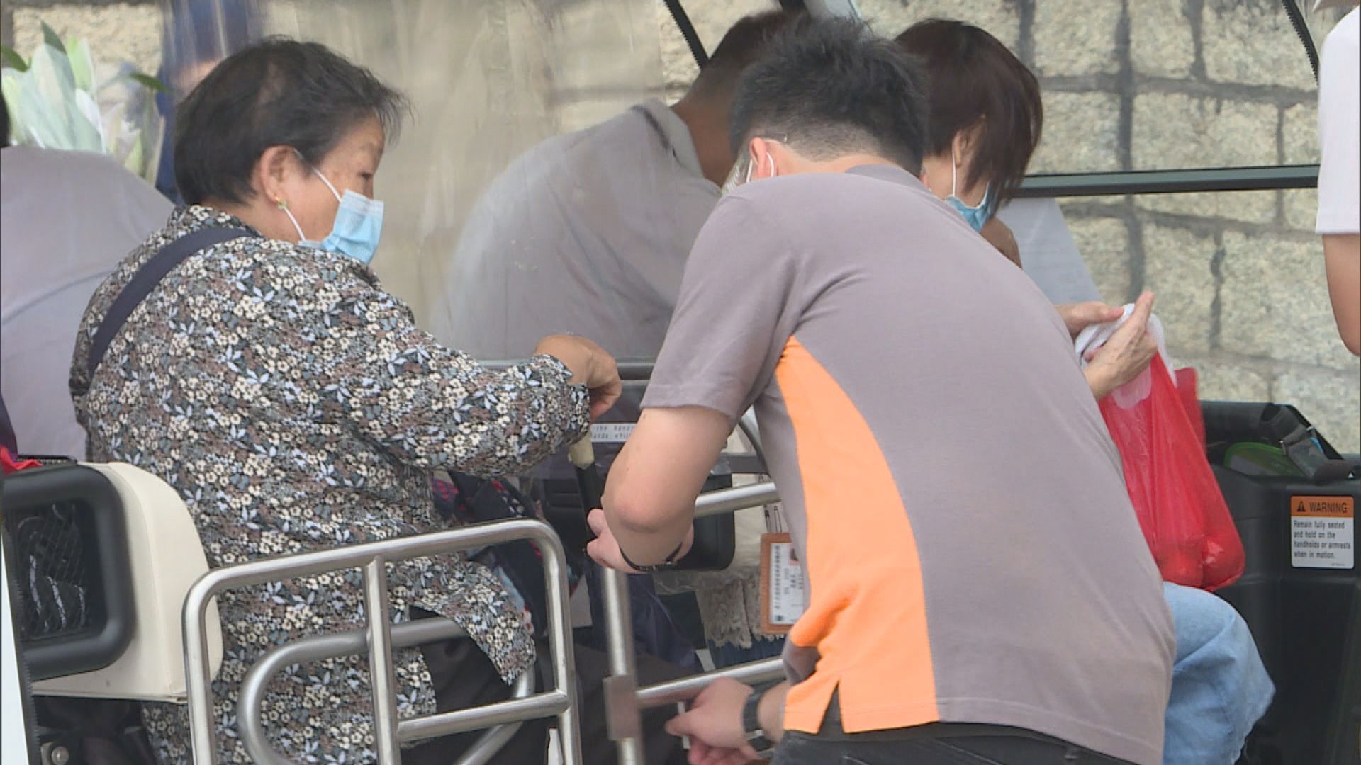 華人永遠墳場管理委員會首次於清明節　安排電動車接載長者孕婦