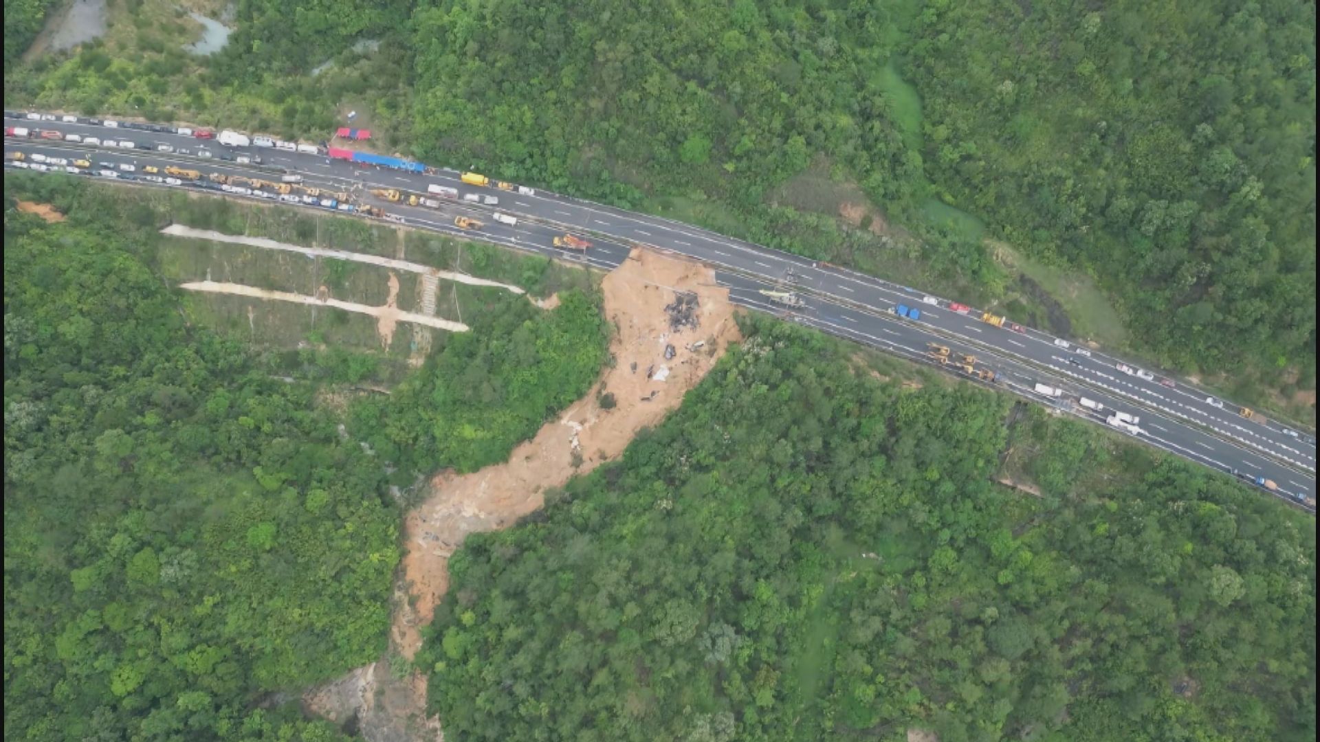 廣東省梅龍高速公路路陷18車陷落 至少19死30傷 