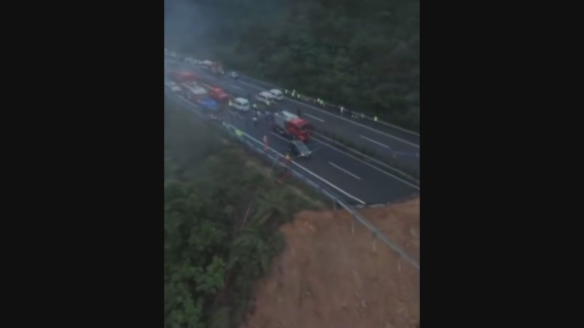 廣東省梅龍高速公路發生路陷 多輛車被困 增至24死多人傷