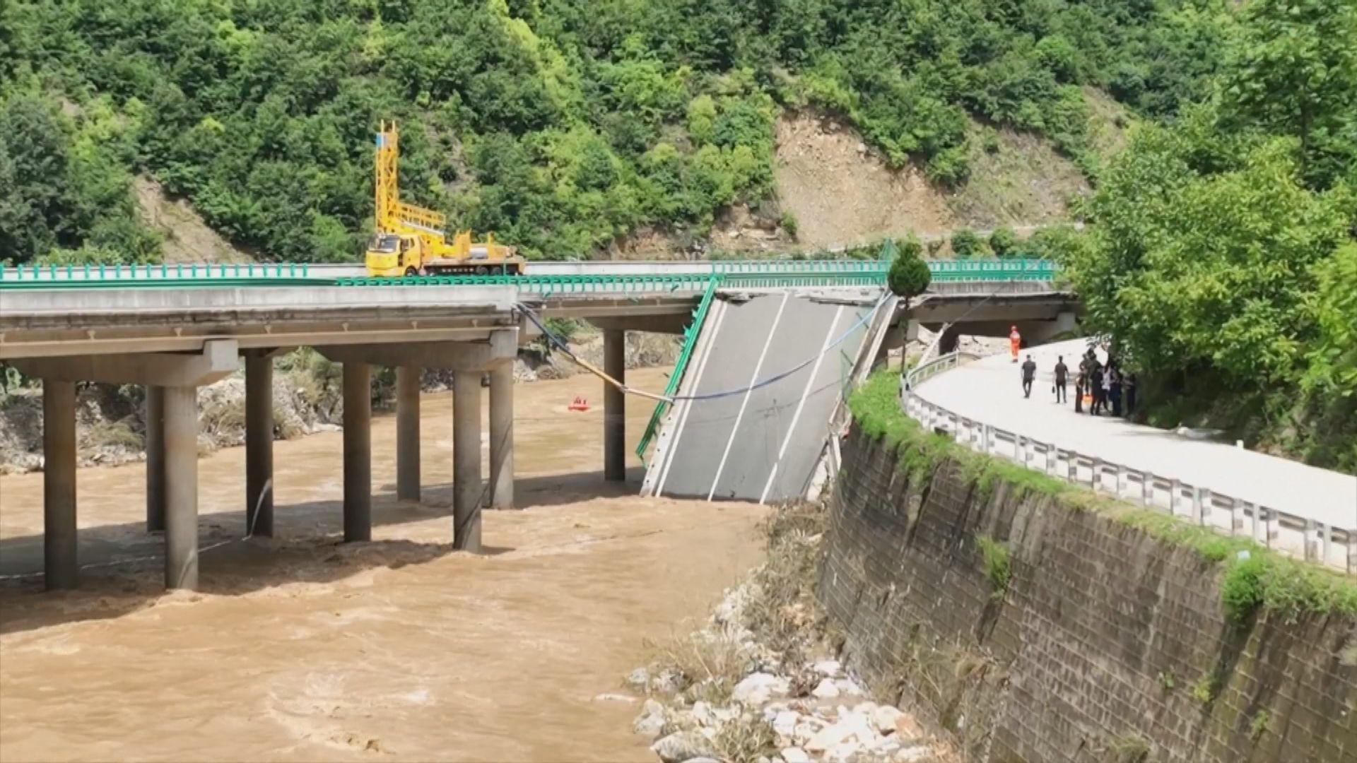 陝西高速公路橋樑倒塌釀12人死 搜救工作持續