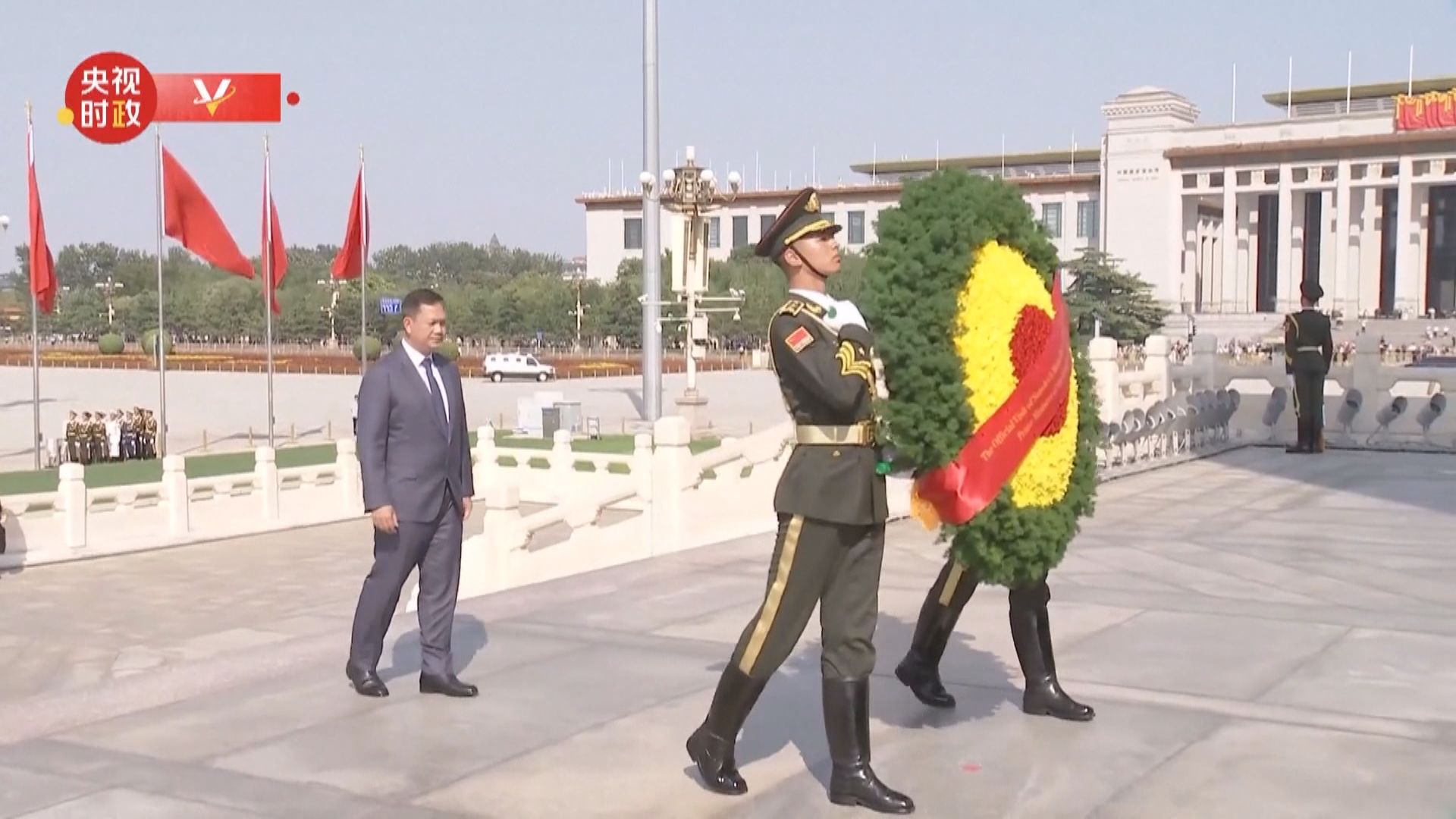 柬埔寨首相洪瑪奈向人民英雄紀念碑敬獻花圈