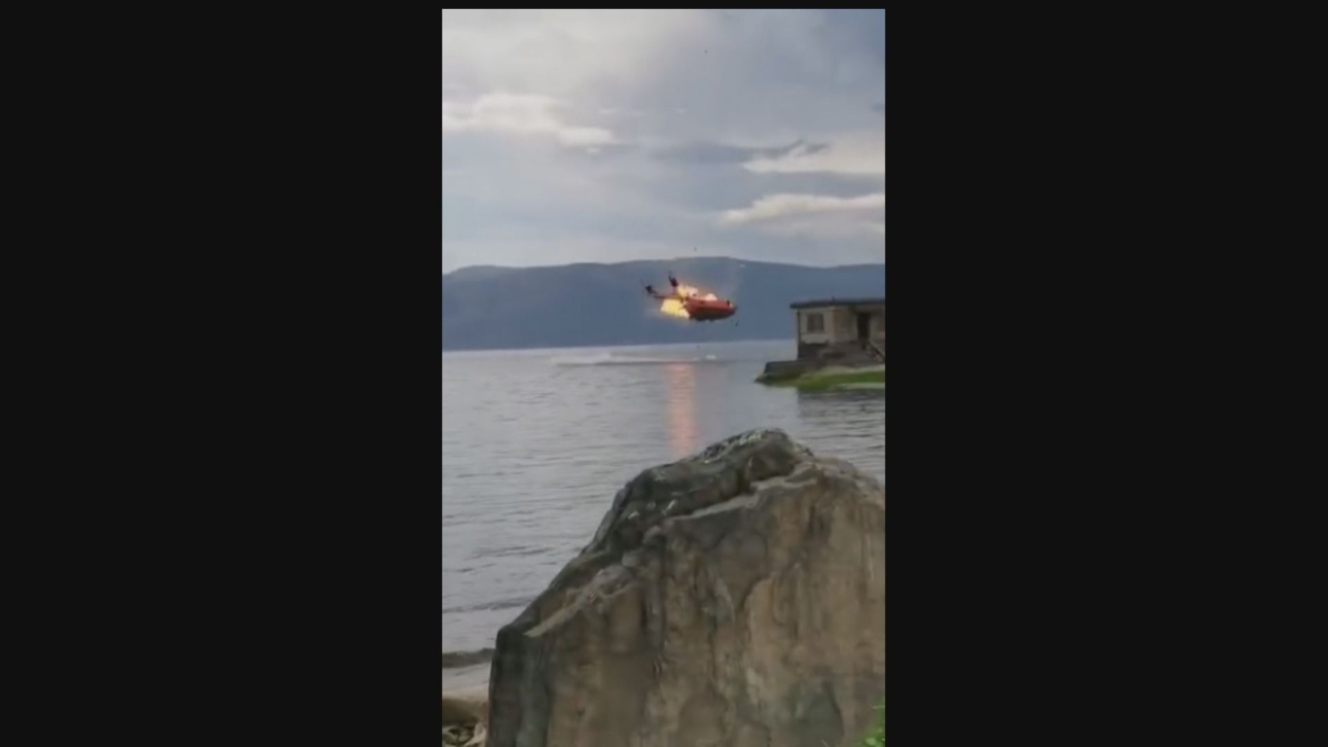 雲南一架消防直升機取水救火時墜落洱海兩人死