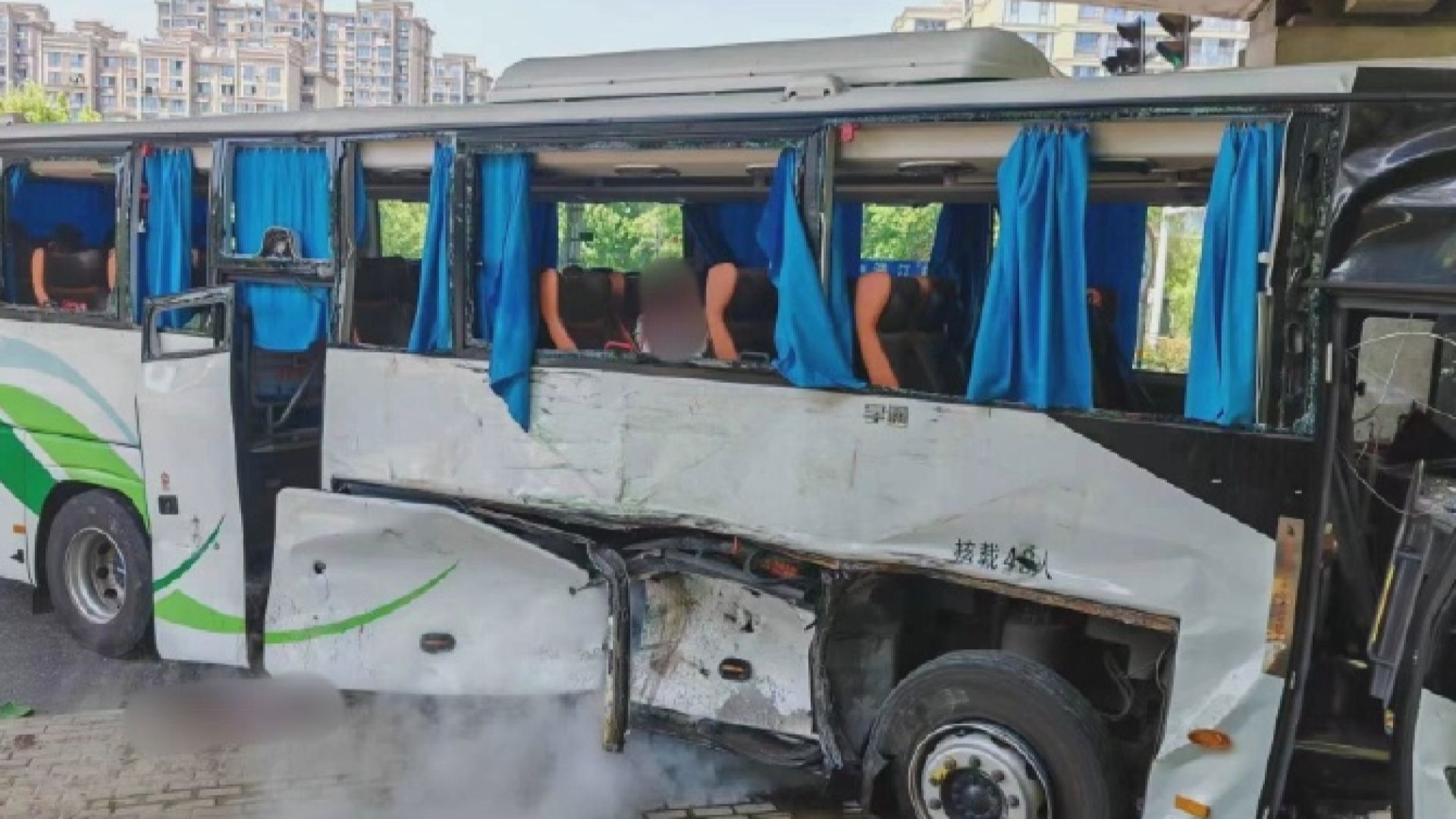 江蘇載著學生的旅遊巴與泥頭車相撞 多人受傷