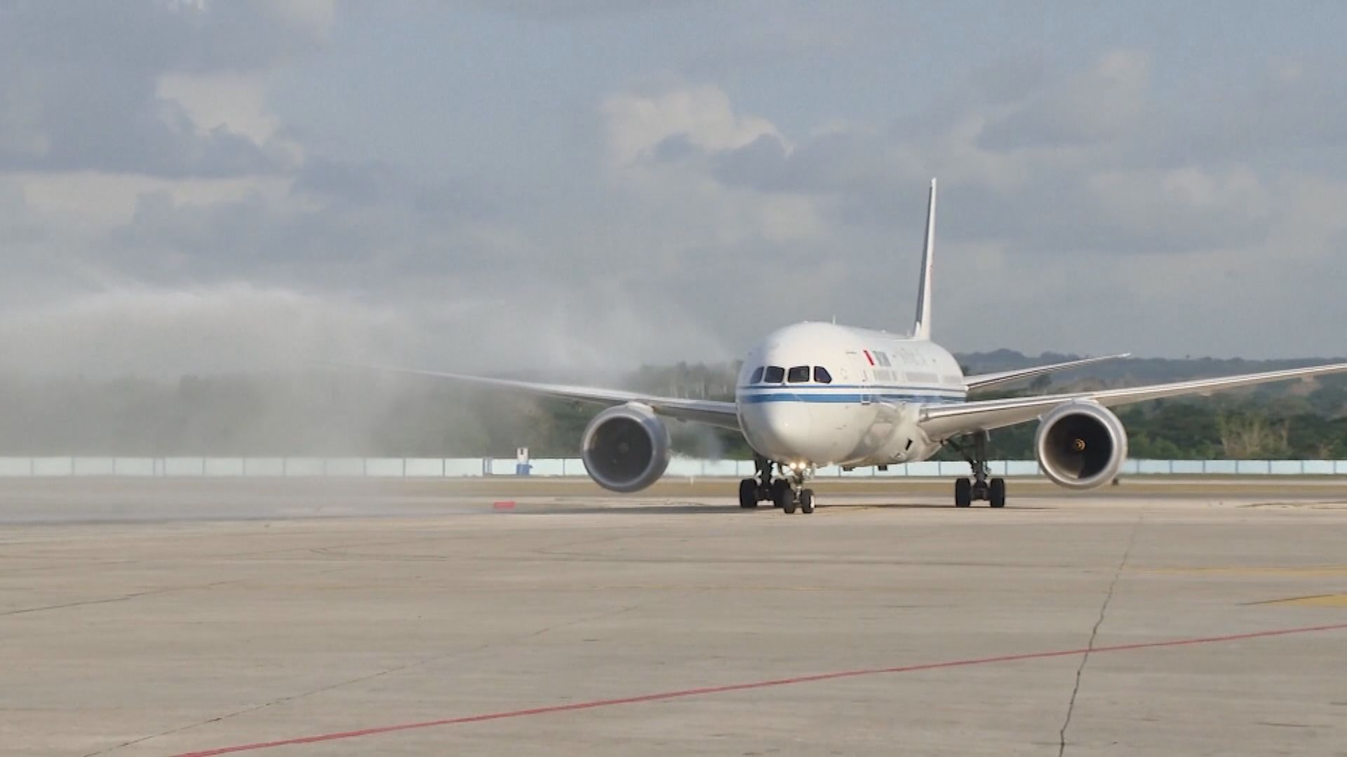 中國與古巴恢復直航後首班客機飛抵哈瓦那 中國公民免簽證入境