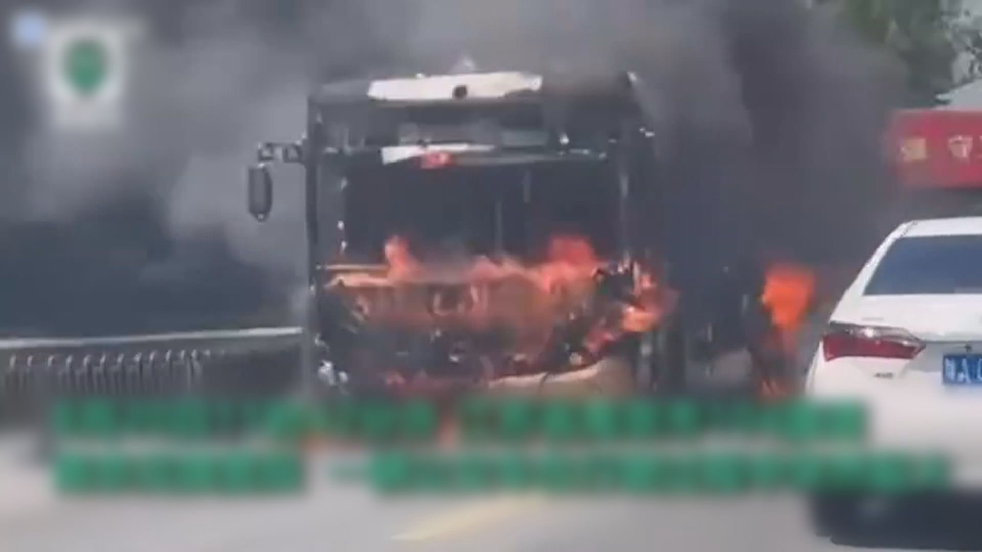 南京巴士行駛期間起火釀兩死五傷 疑因乘客攜鋰電池電瓶上車 