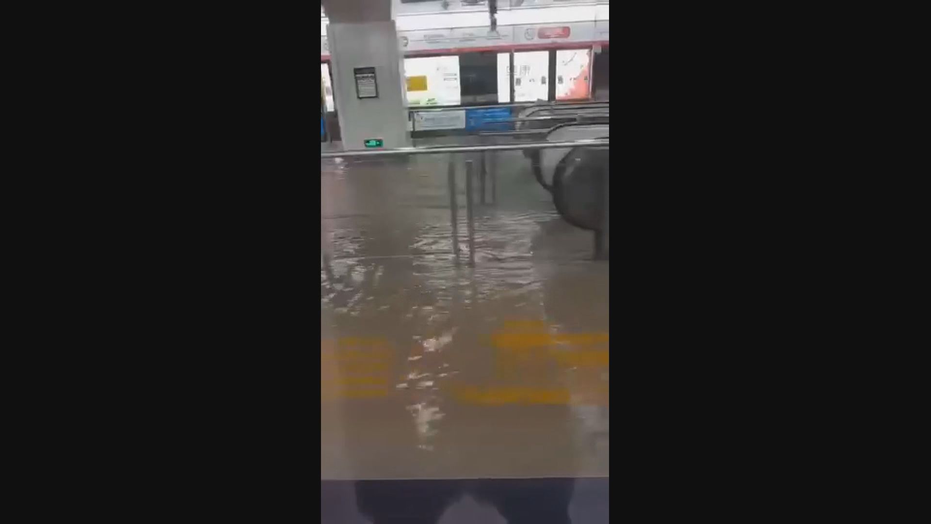 杭州市湖邊地鐵站因湖水外溢水浸