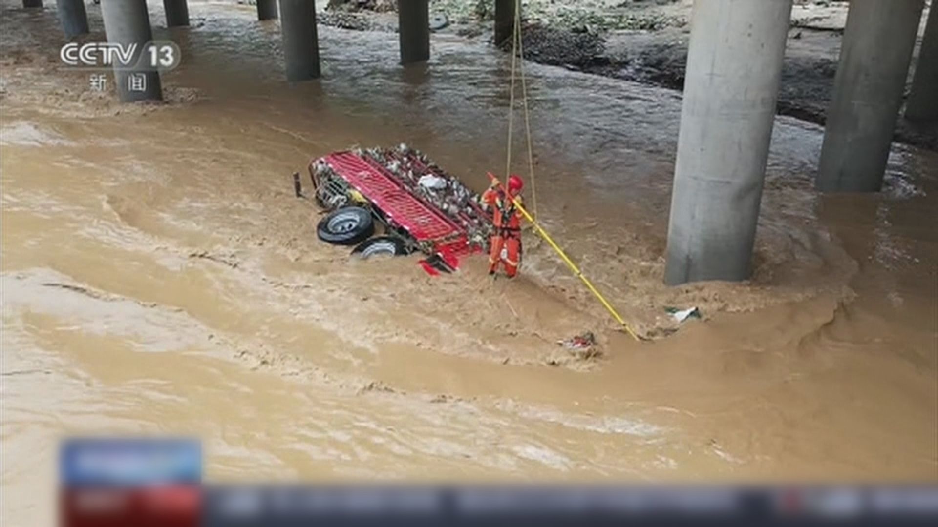 陝西塌橋事故已尋回部分墮河車輛  獲救村民憶述河中抱石自保