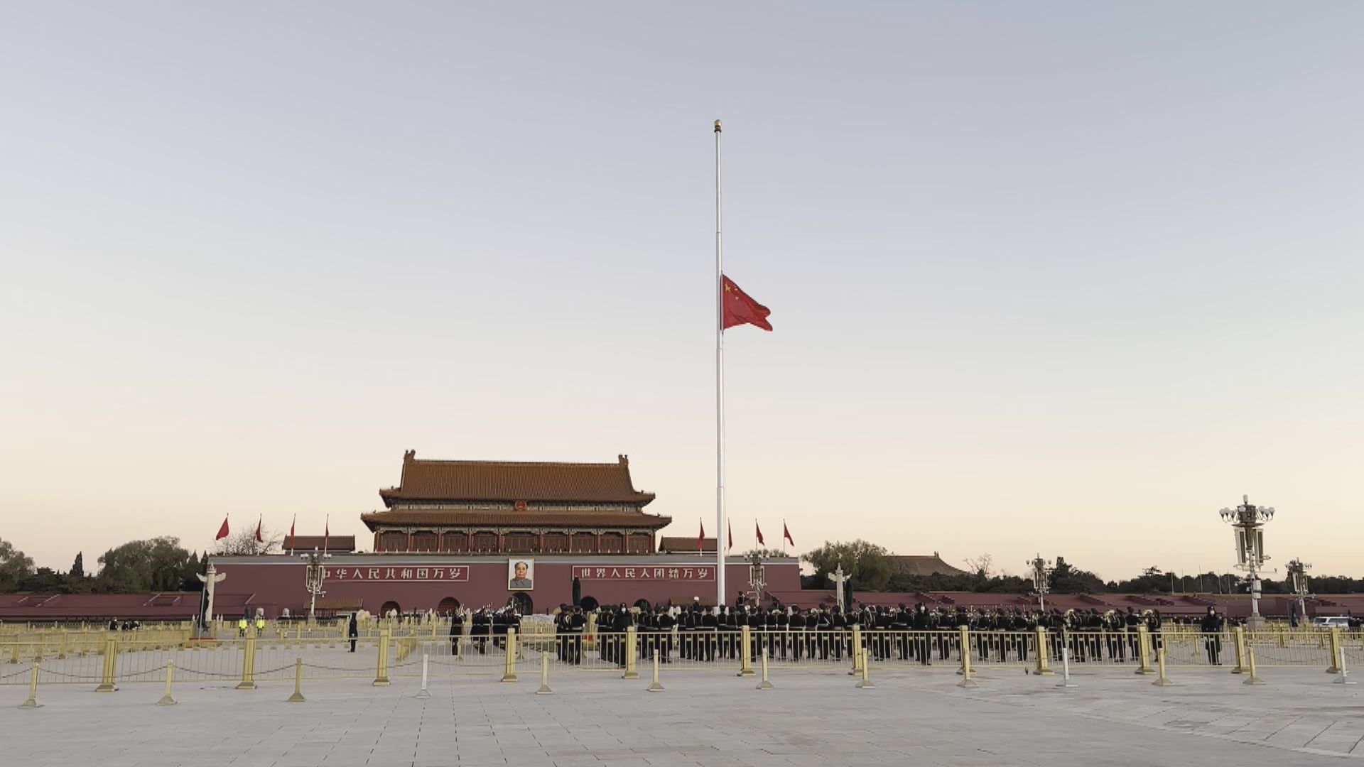 北京天安門、新華門和外交部等政府部門下半旗悼江澤民