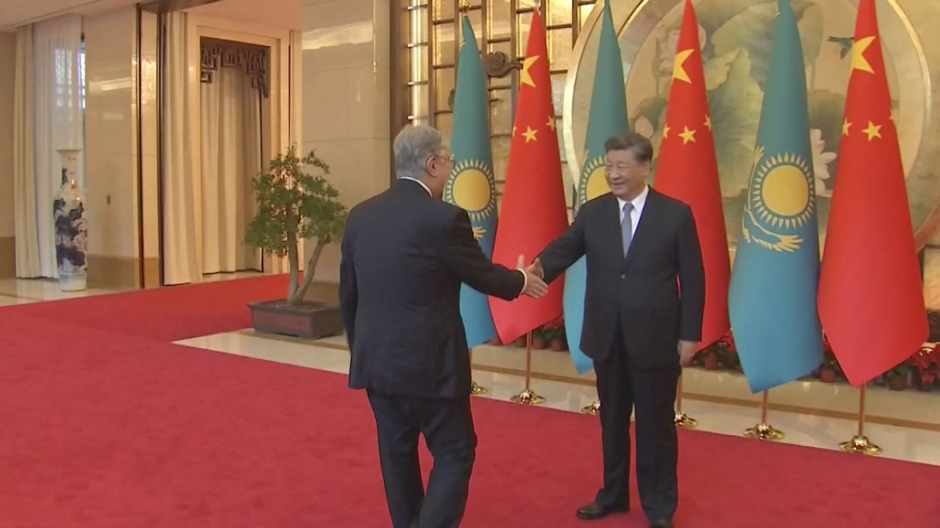 習近平與到訪的哈薩克總統托卡耶夫舉行會談