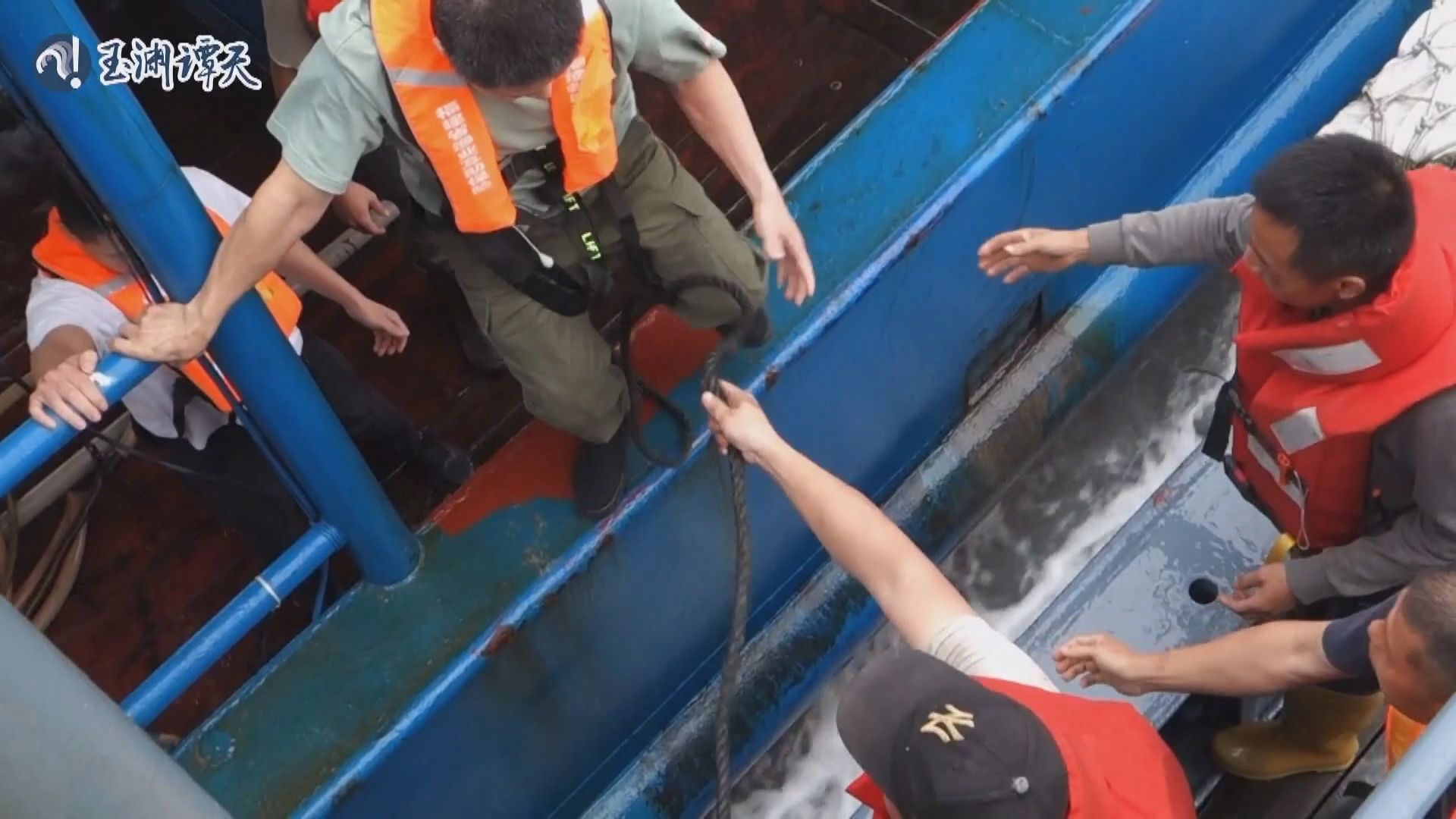 福建多個部門在金門海域展開漁業安全救援演練