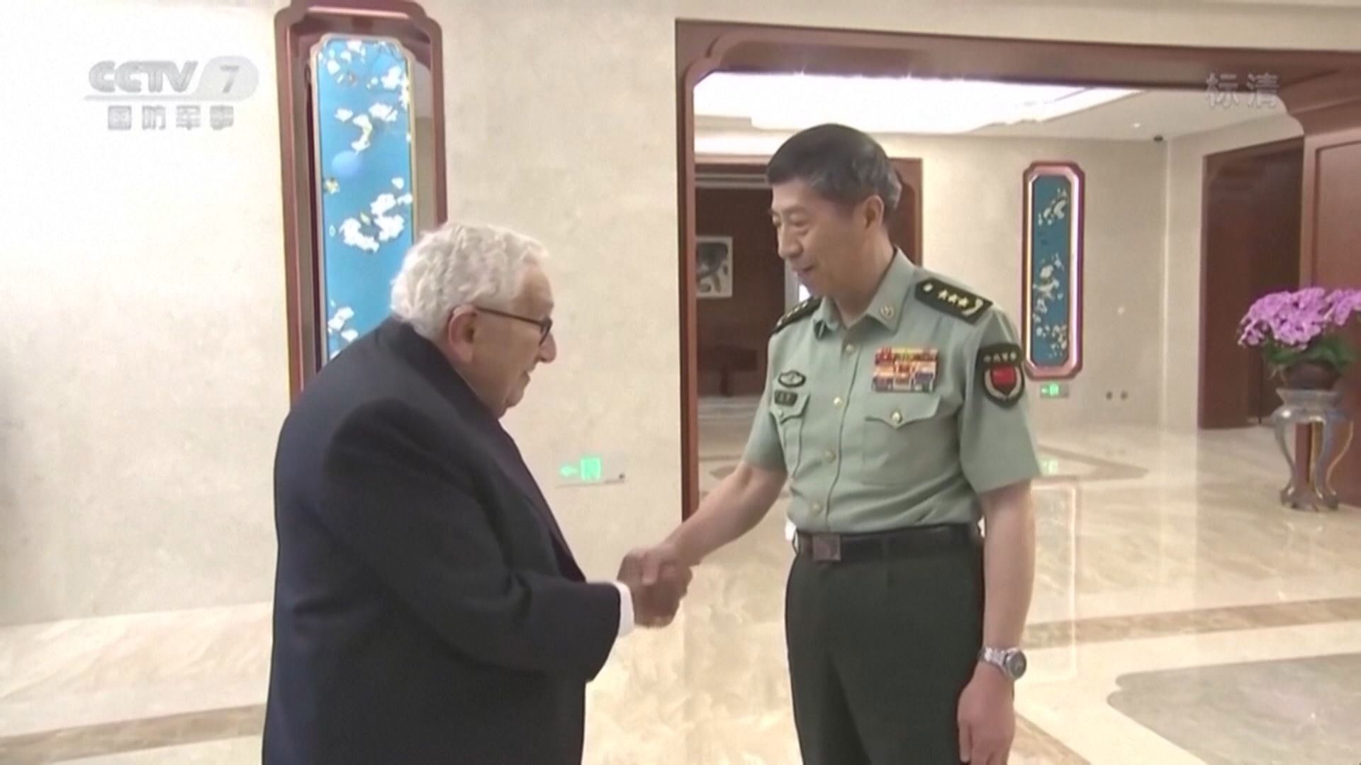 國防部長李尚福接見美國前國務卿基辛格
