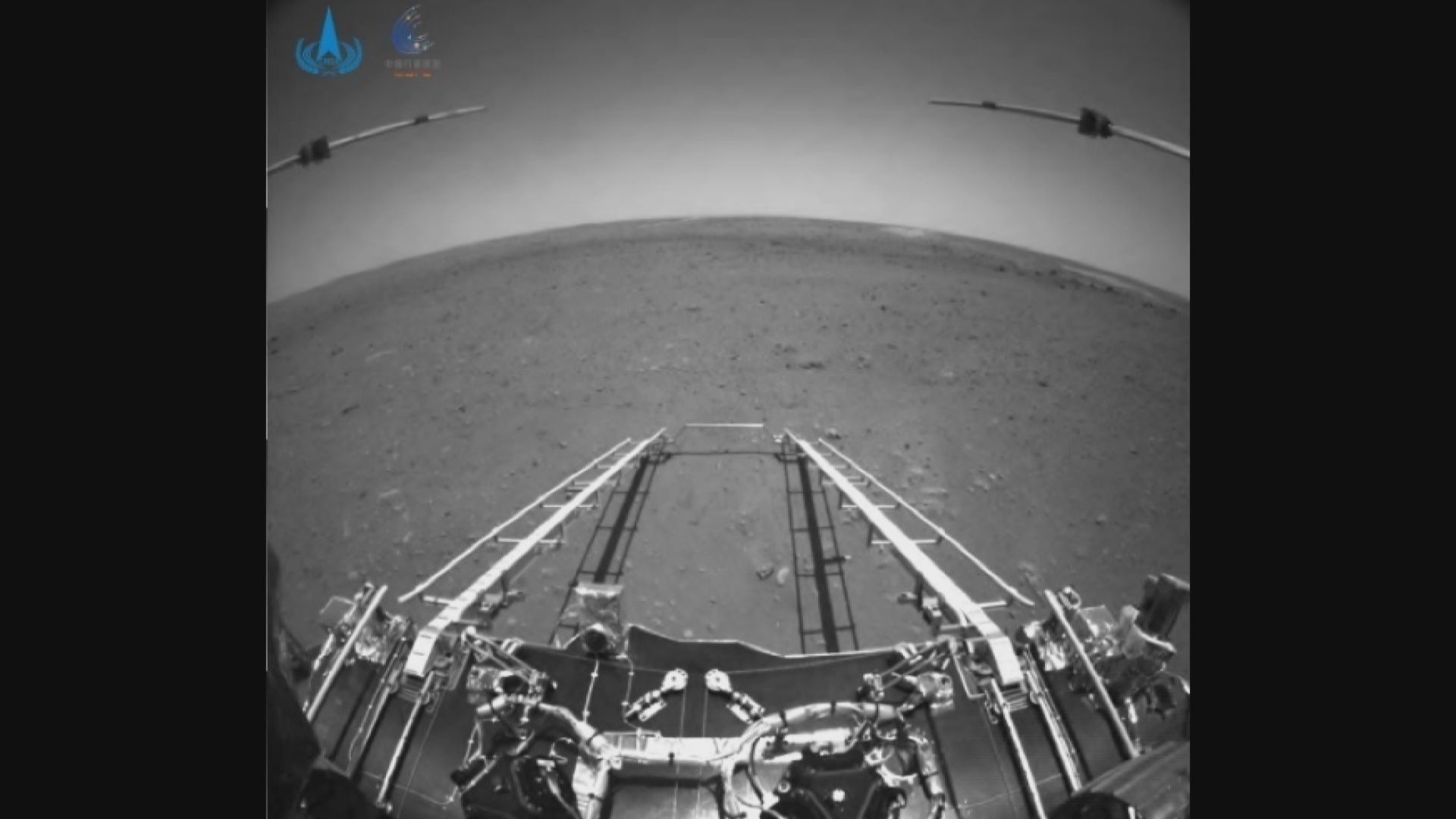 國家航天局首次發布祝融號於火星拍攝相片