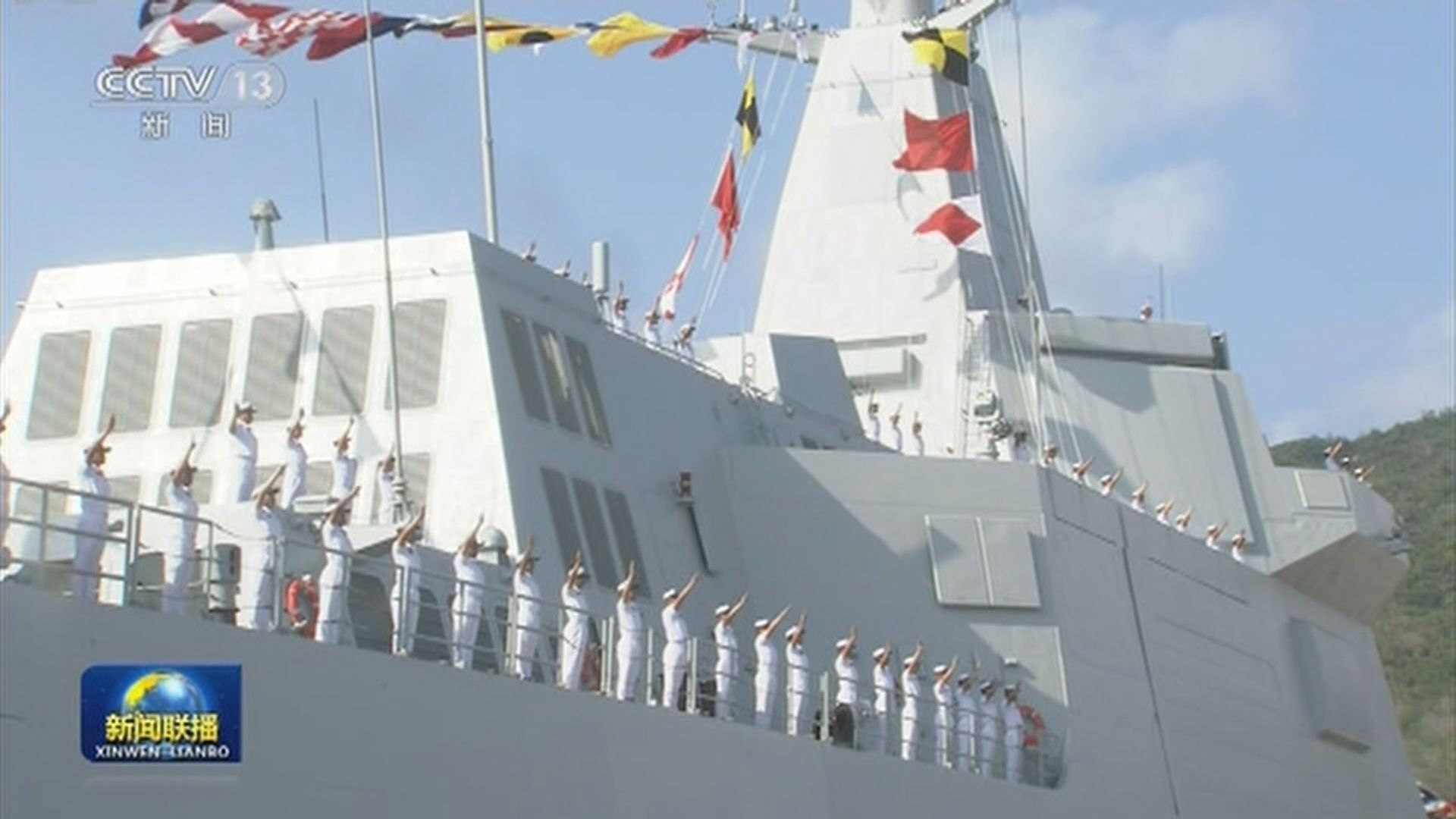 中國第一艘兩棲攻擊艦海南艦在南海訓練