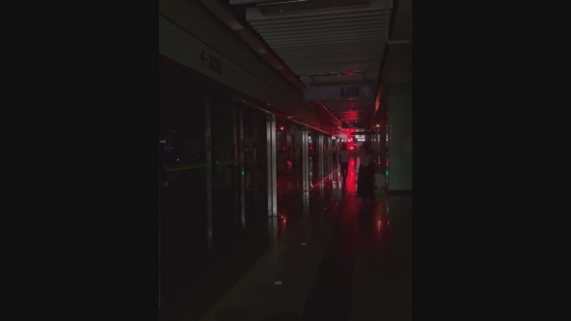 深圳地鐵多個站晚上停電