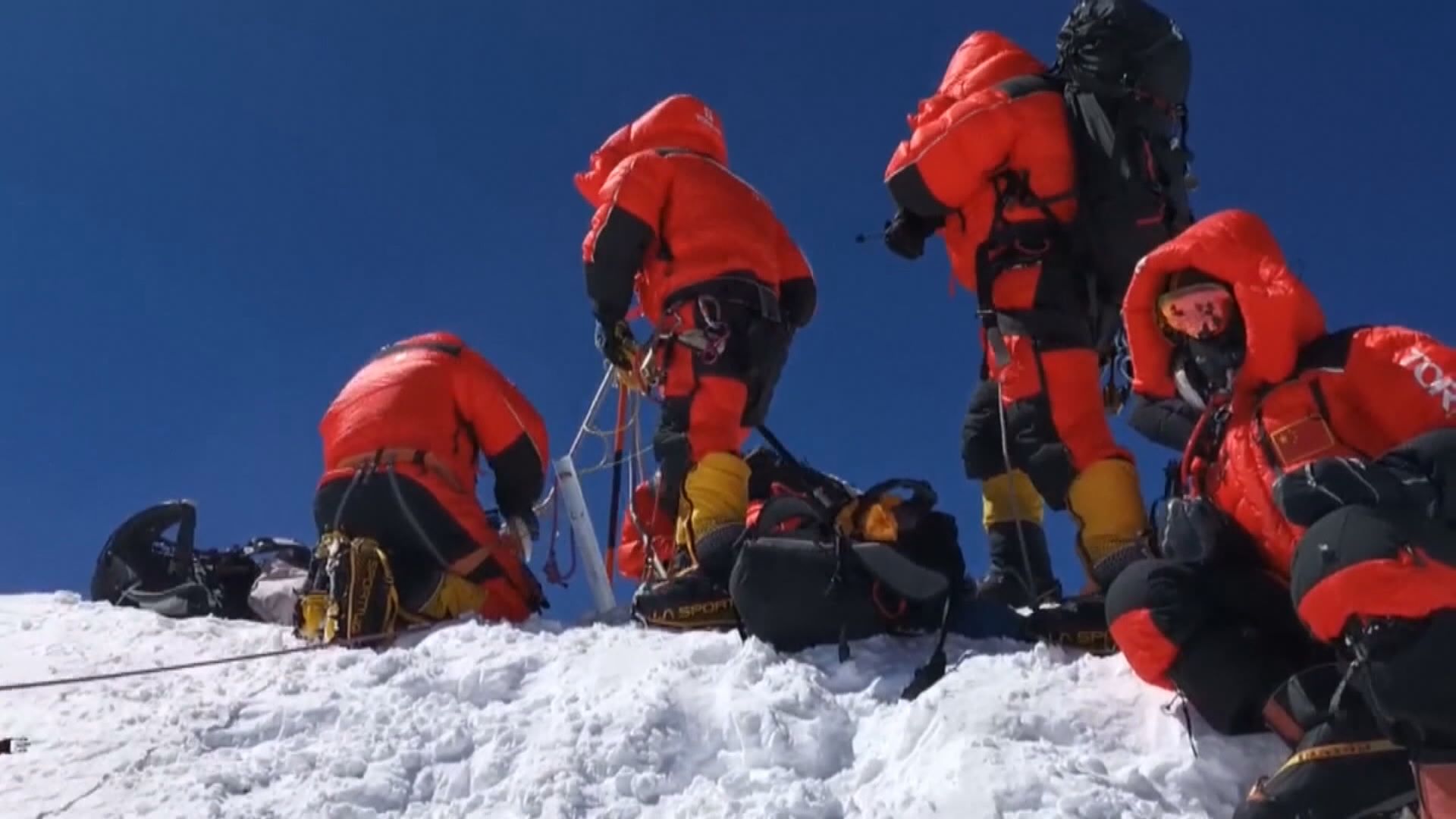 中國測量登山隊以人力攀登量度珠穆朗瑪峰新高度