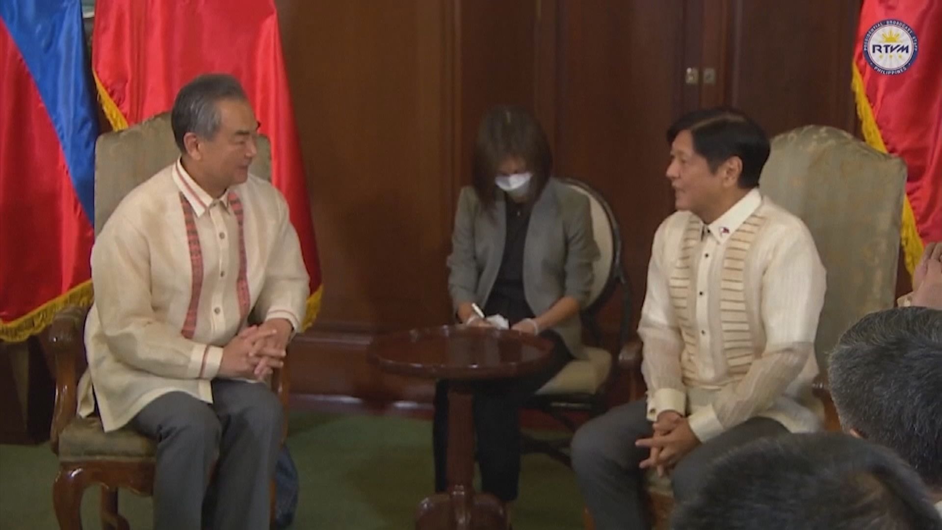 王毅到訪菲律賓會見新任總統小馬可斯