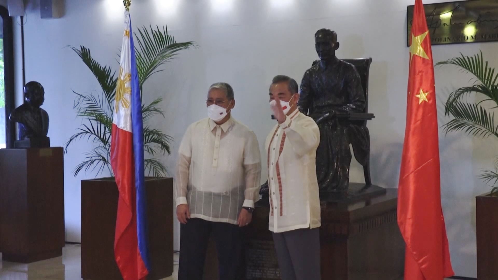 王毅到訪菲律賓會見新任總統小馬可斯