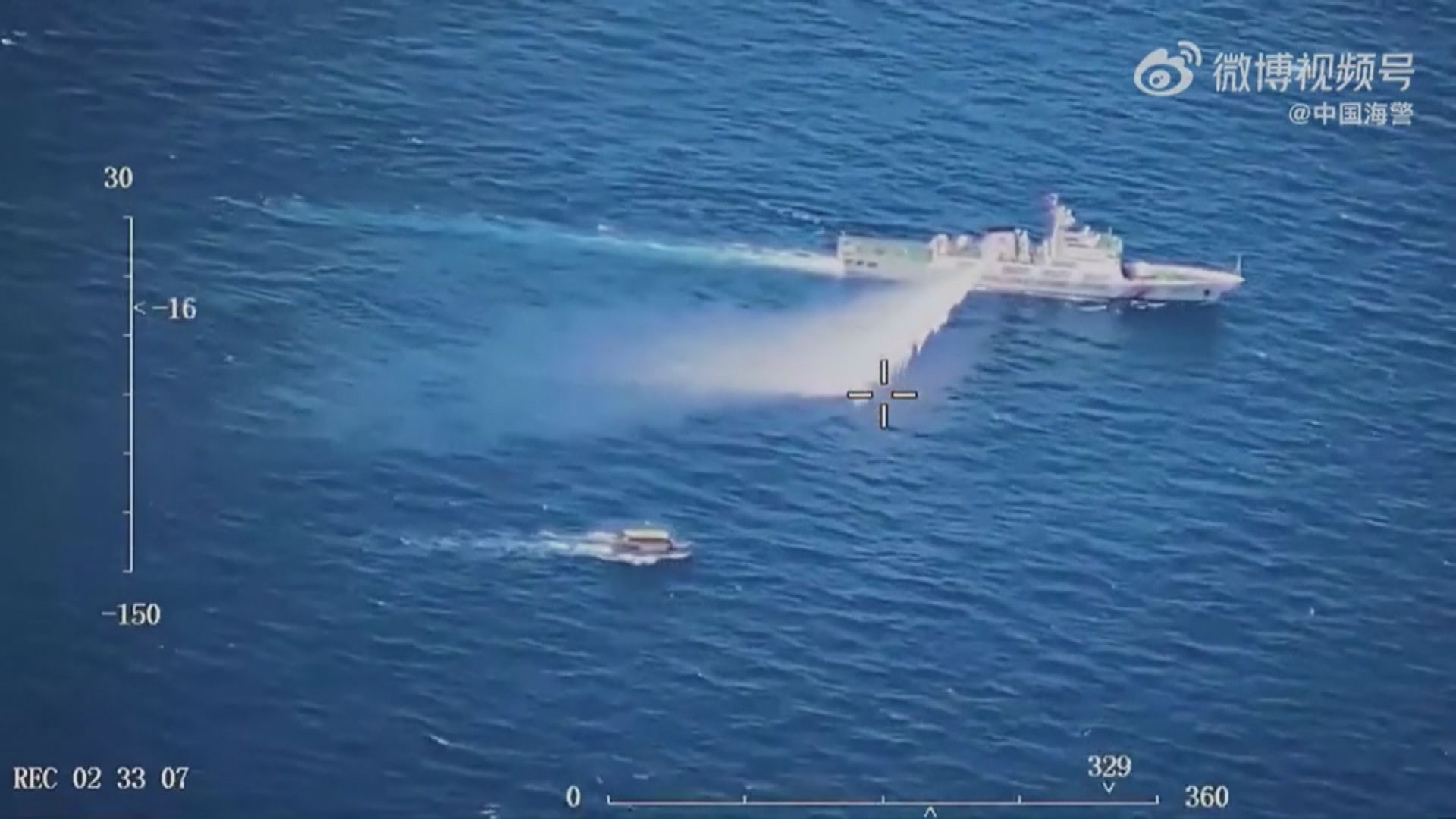 中國海警向非法闖仁愛礁菲遊艇射水炮示警