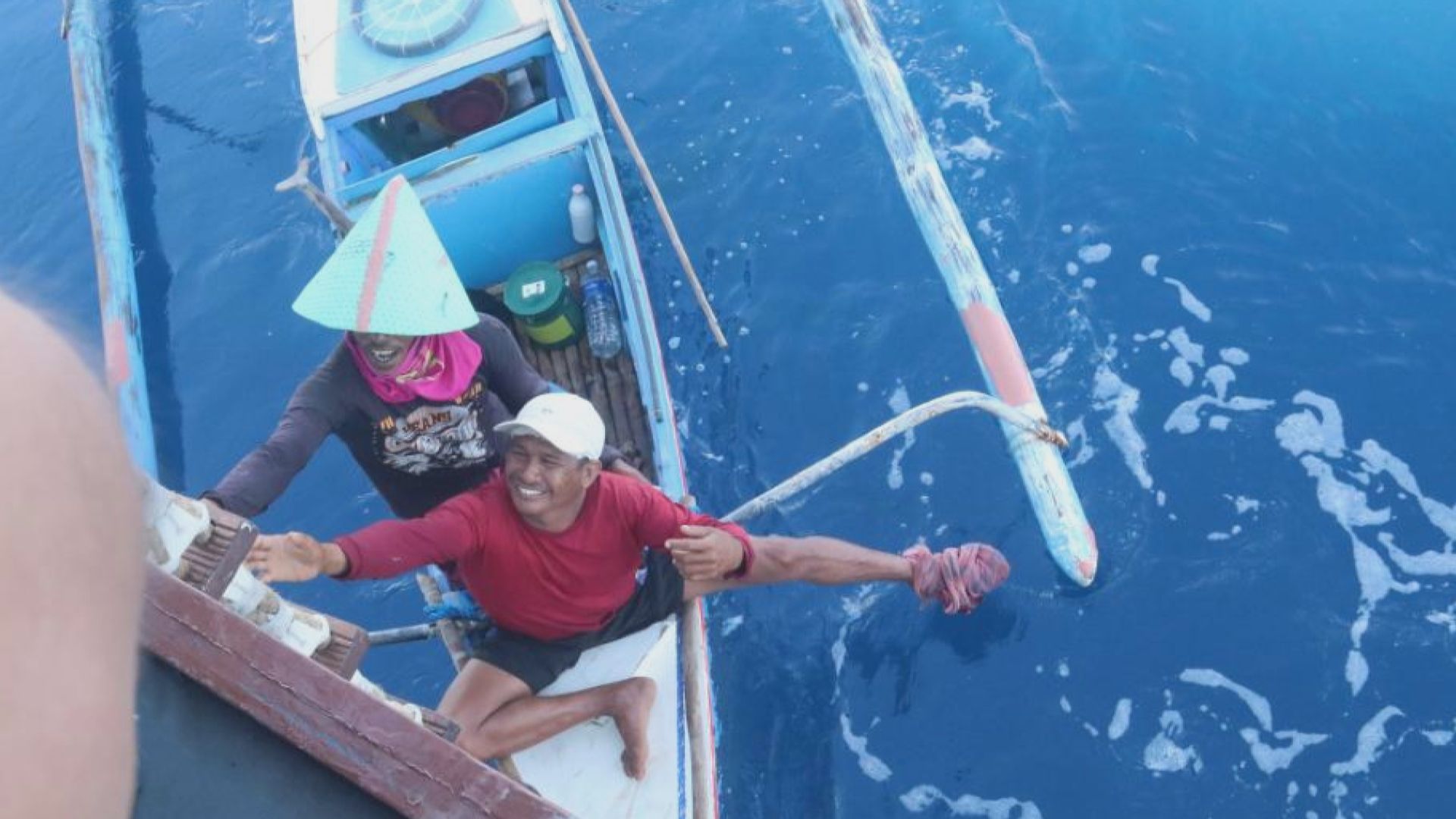 解放軍南海救起兩遇險菲律賓漁民