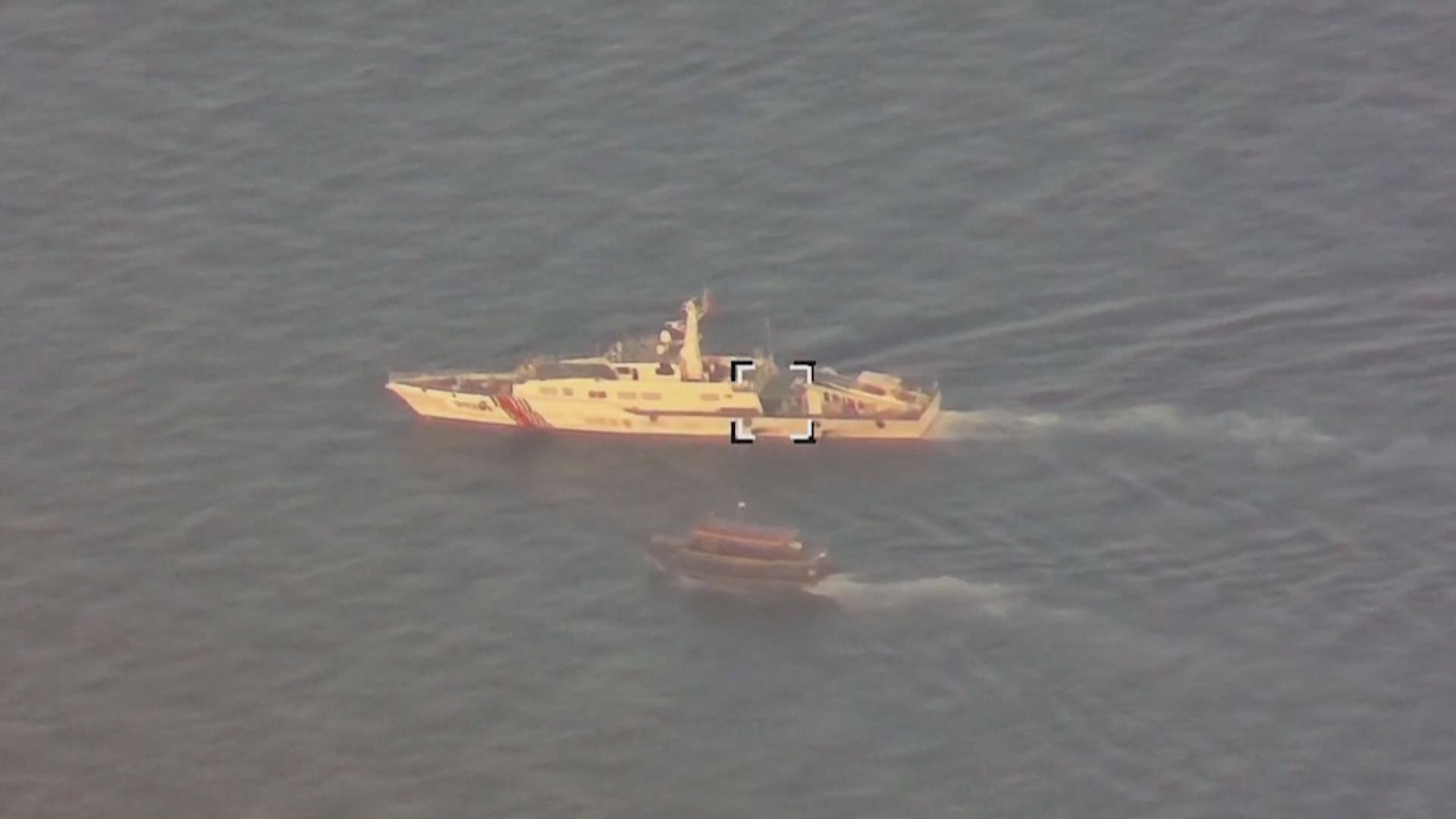 中國海警船驅離非法侵闖黃岩島菲律賓海警船