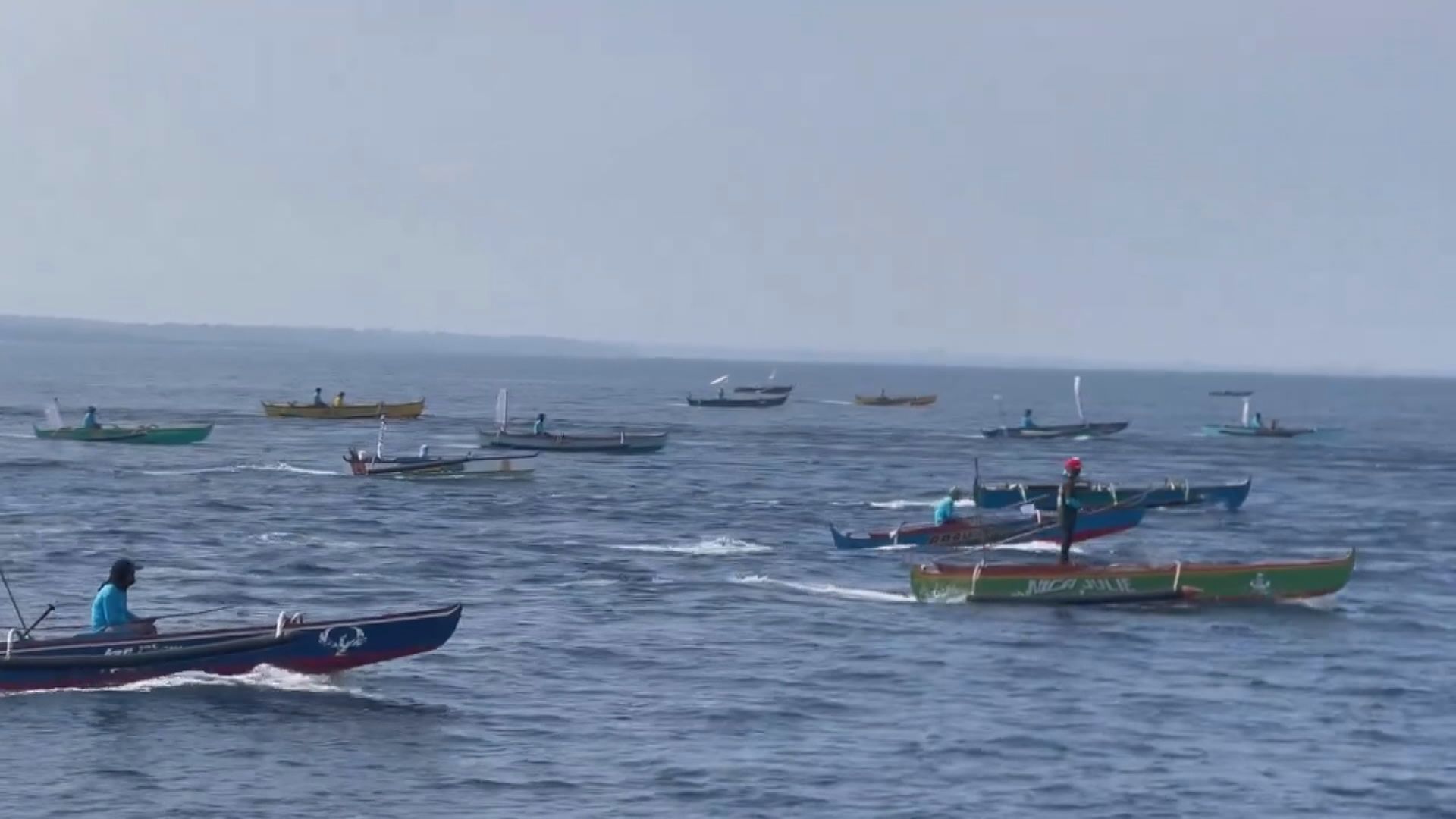 菲律賓約百艘漁船駛向黃岩島宣示主權 中方警告若侵犯主權將遭反制