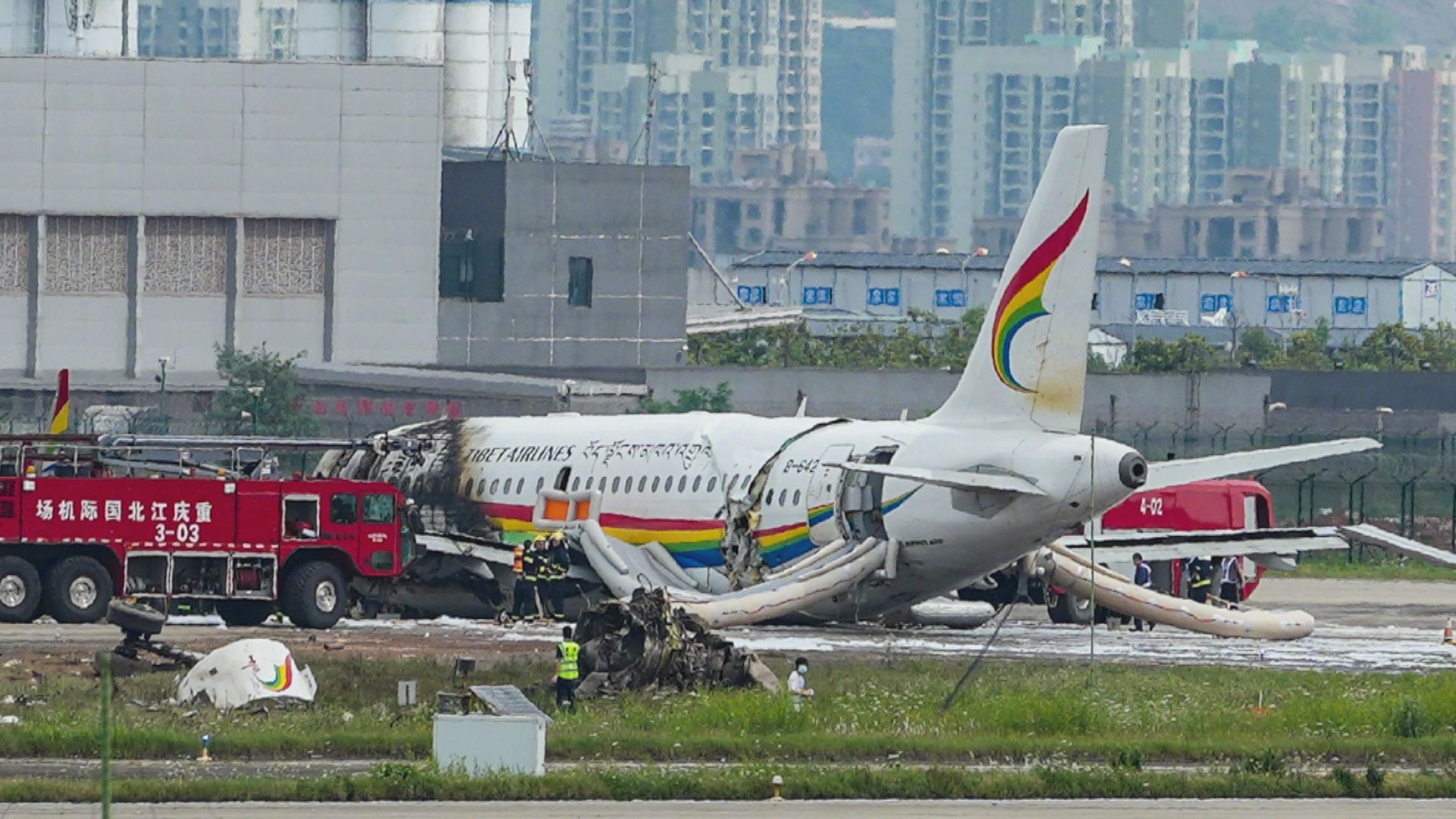 重慶機場客機衝出跑道起火　36名旅客受傷