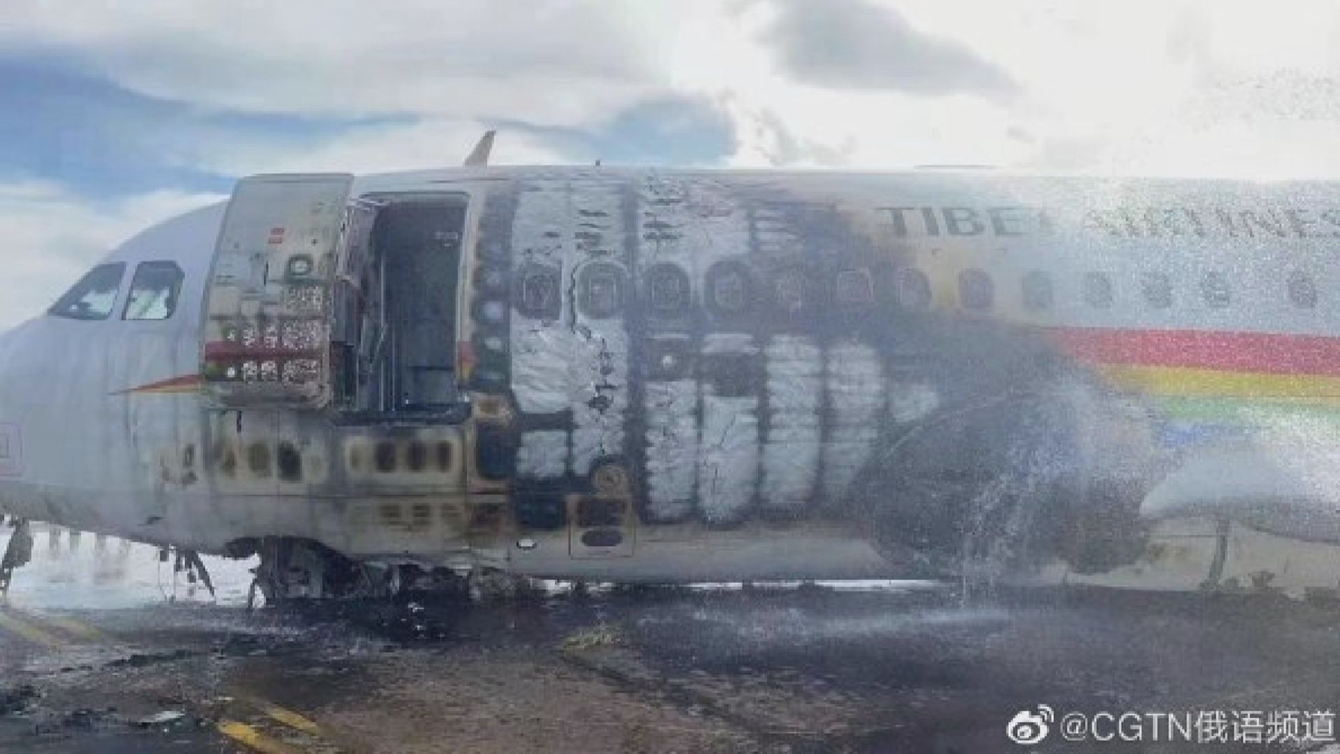 重慶機場客機衝出跑道起火　36名旅客受傷