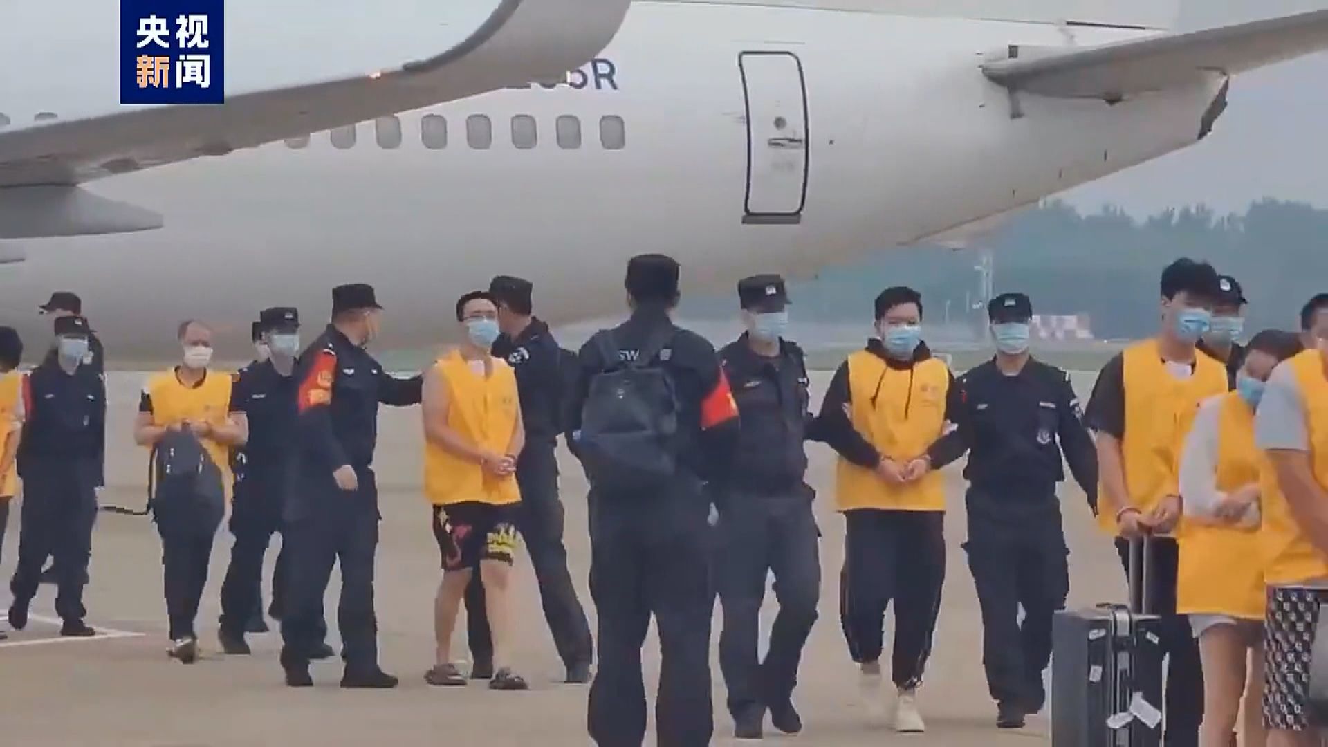 中國公安從柬埔寨押解涉賭詐違法犯罪中國籍疑犯回國