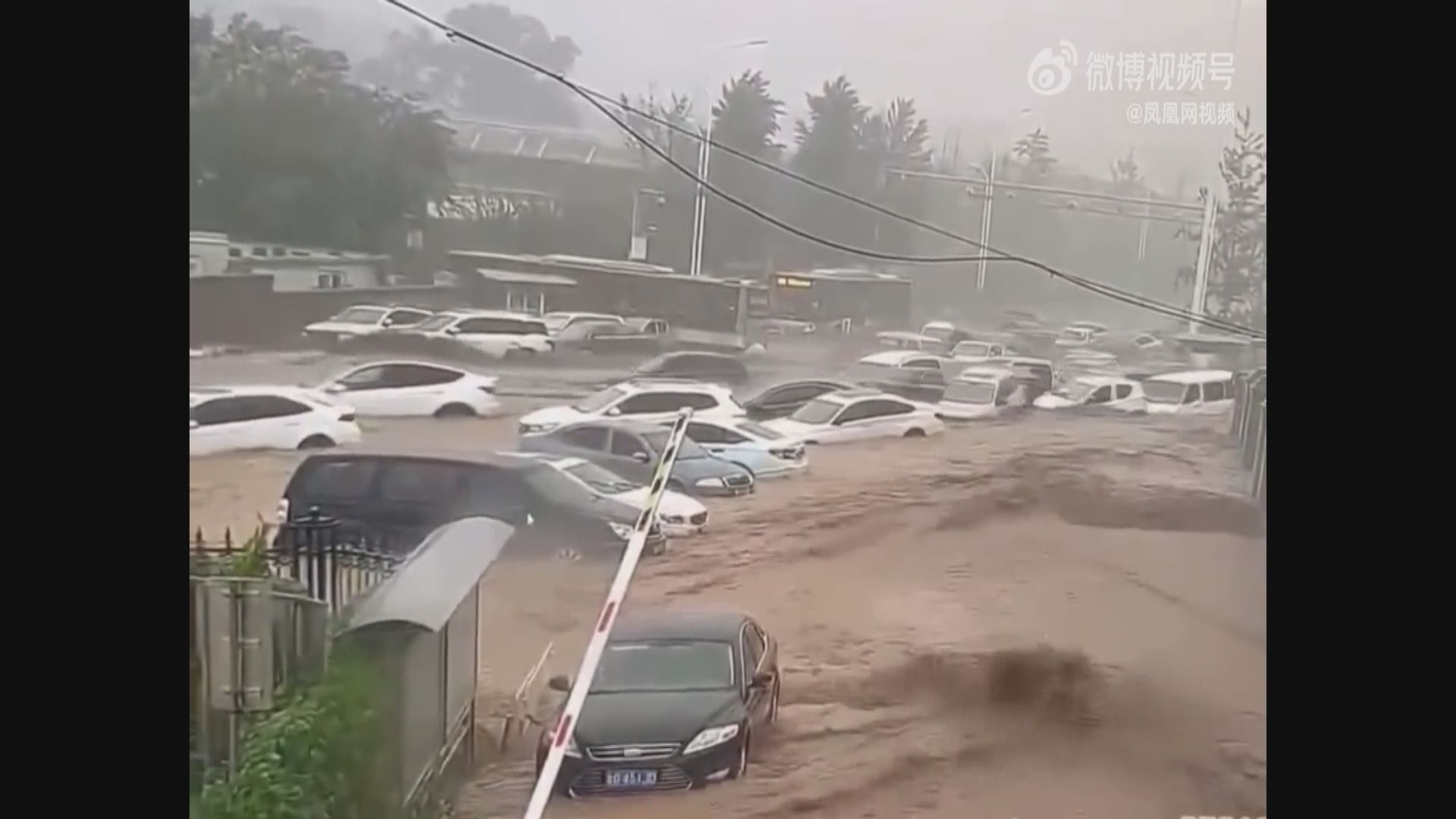 北京門頭溝山洪暴發 多輛汽車被沖走