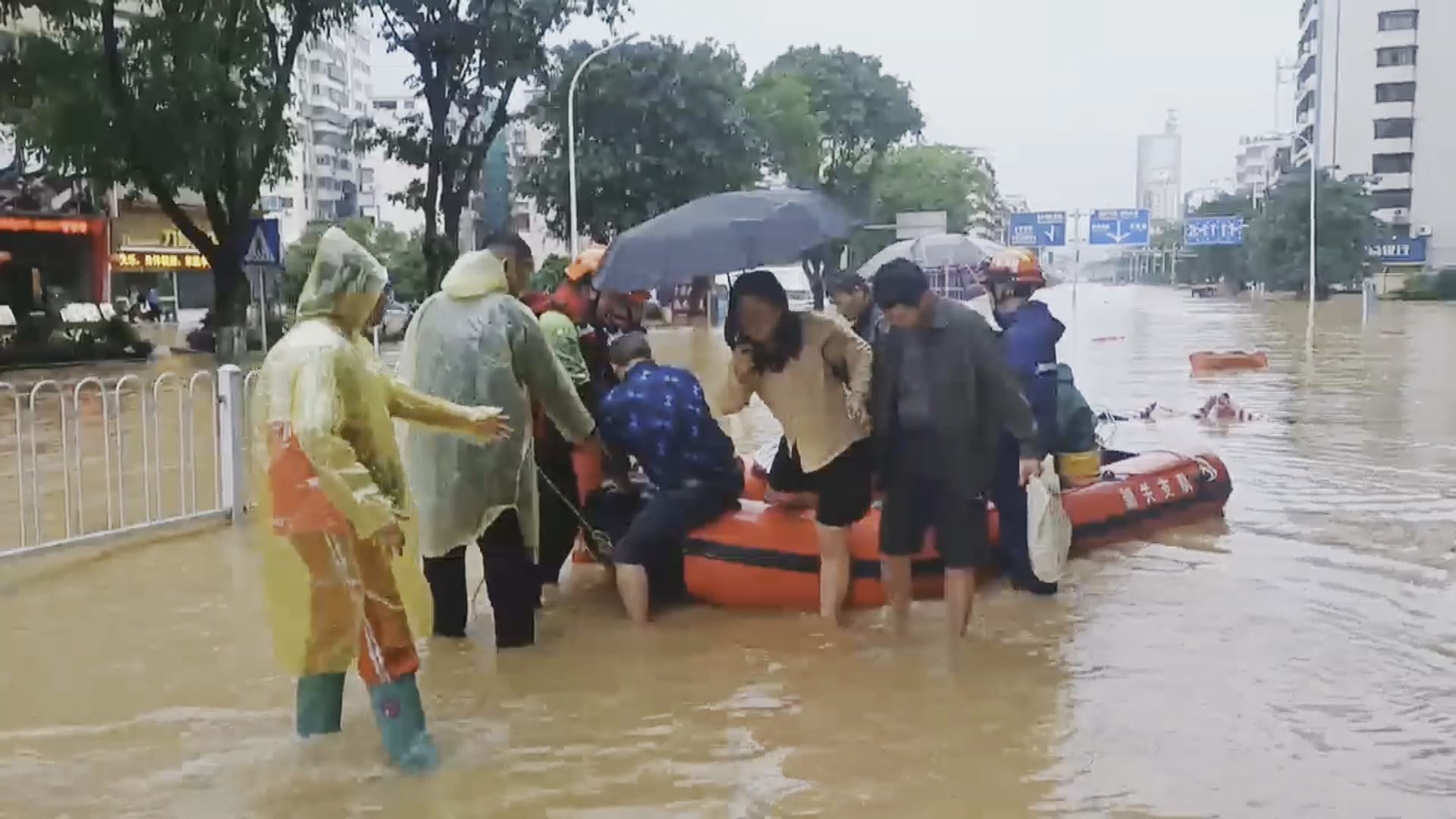 江南華南暴雨多地水浸 陸空交通受影響
