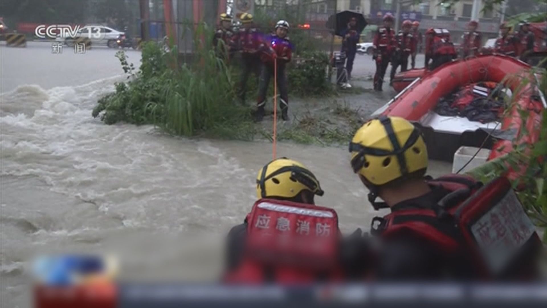 廣西多處暴雨水浸 消防人員出動橡皮艇救出被困居民