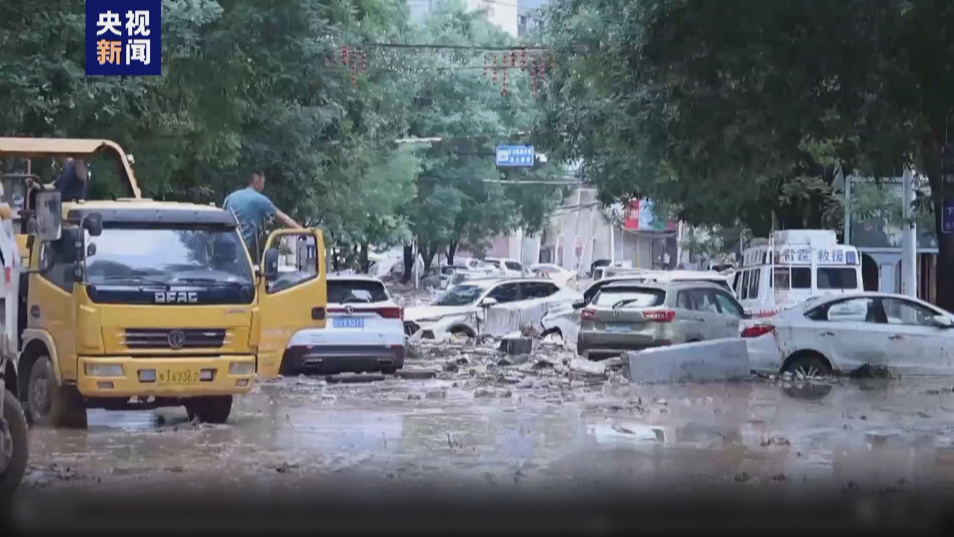 陝西志丹縣暴雨致大量汽車被沖走　多人被困