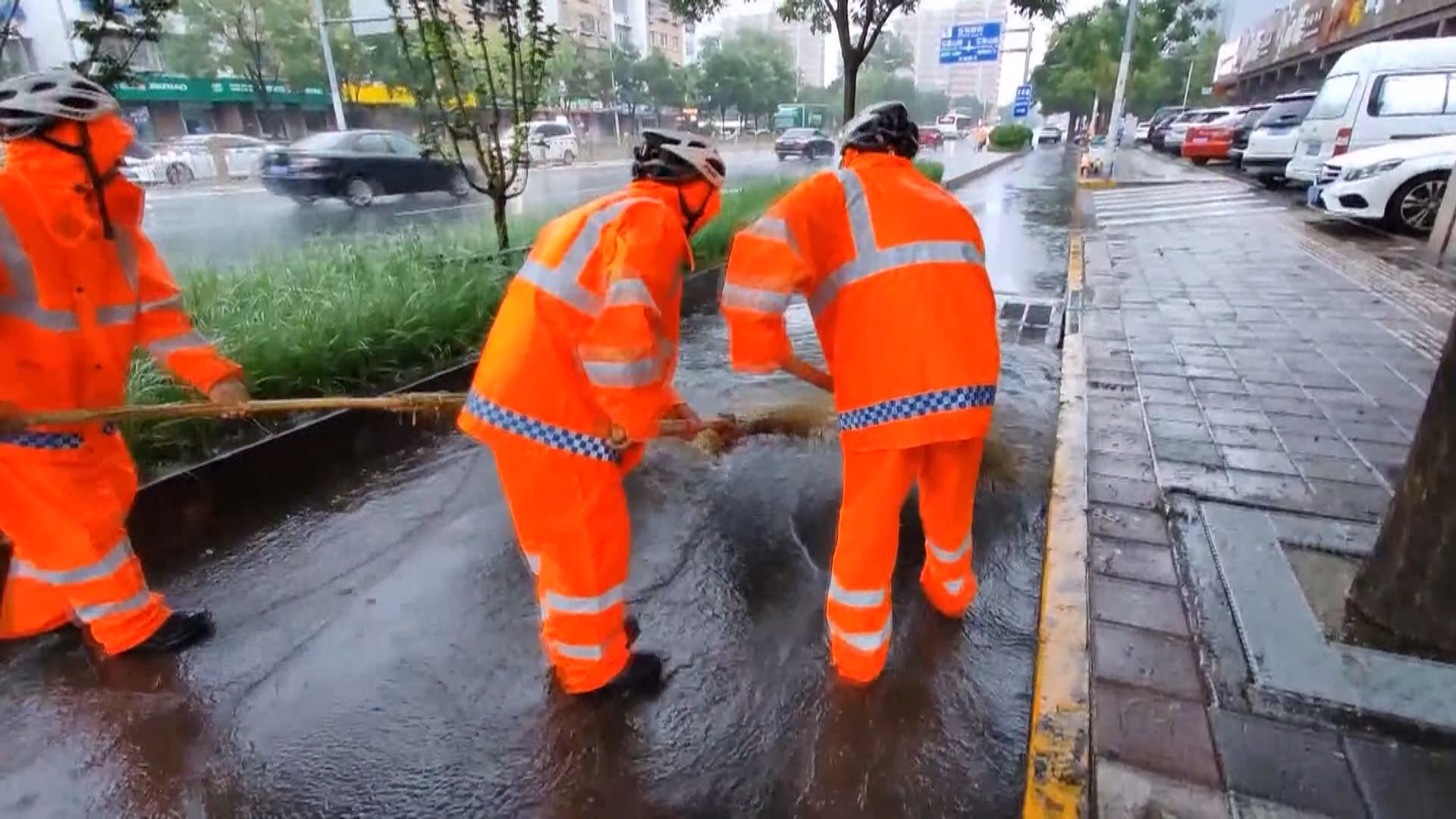 內地北京和天津多地暴雨成災