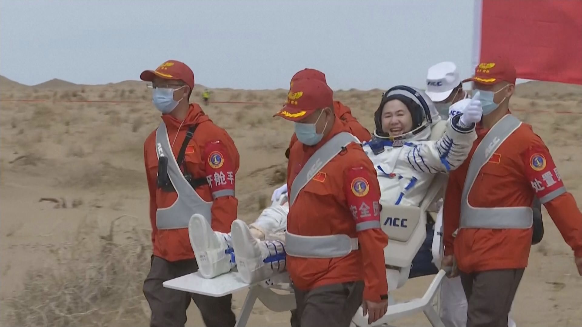 神十九任務圓滿成功　三名航天員返抵東風著陸場出艙後抵北京
