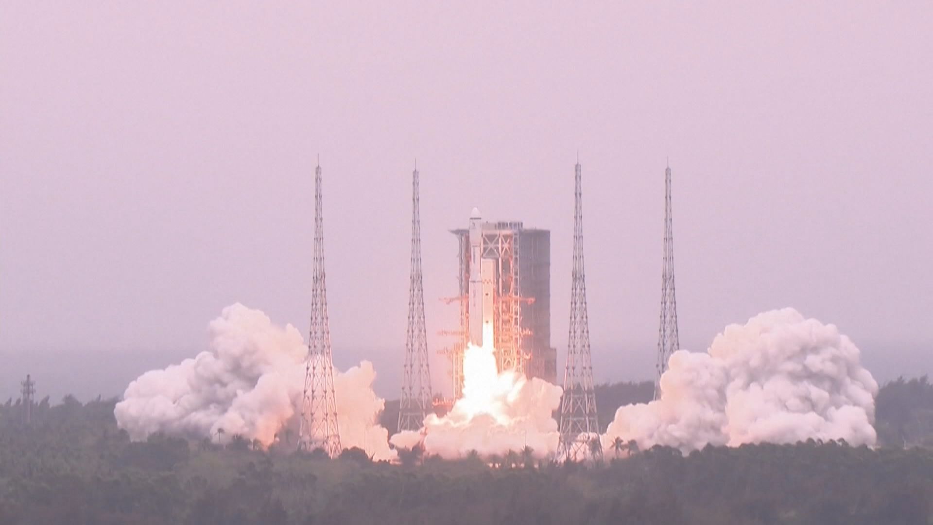 中國探月工程鵲橋二號中繼衛星發射升空