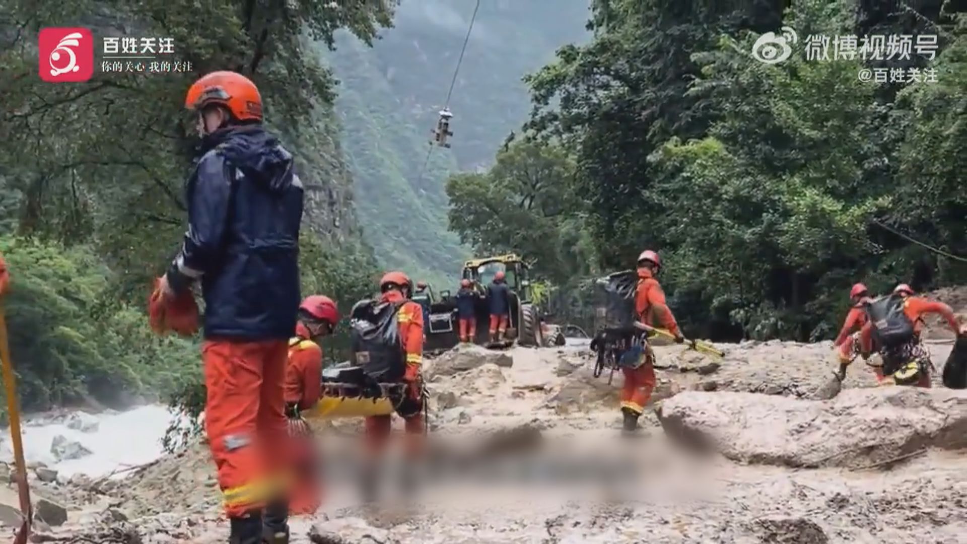 四川甘孜州村鎮遭遇山洪泥石流　沖毀連接隧道的橋樑 汽車滾落山坡