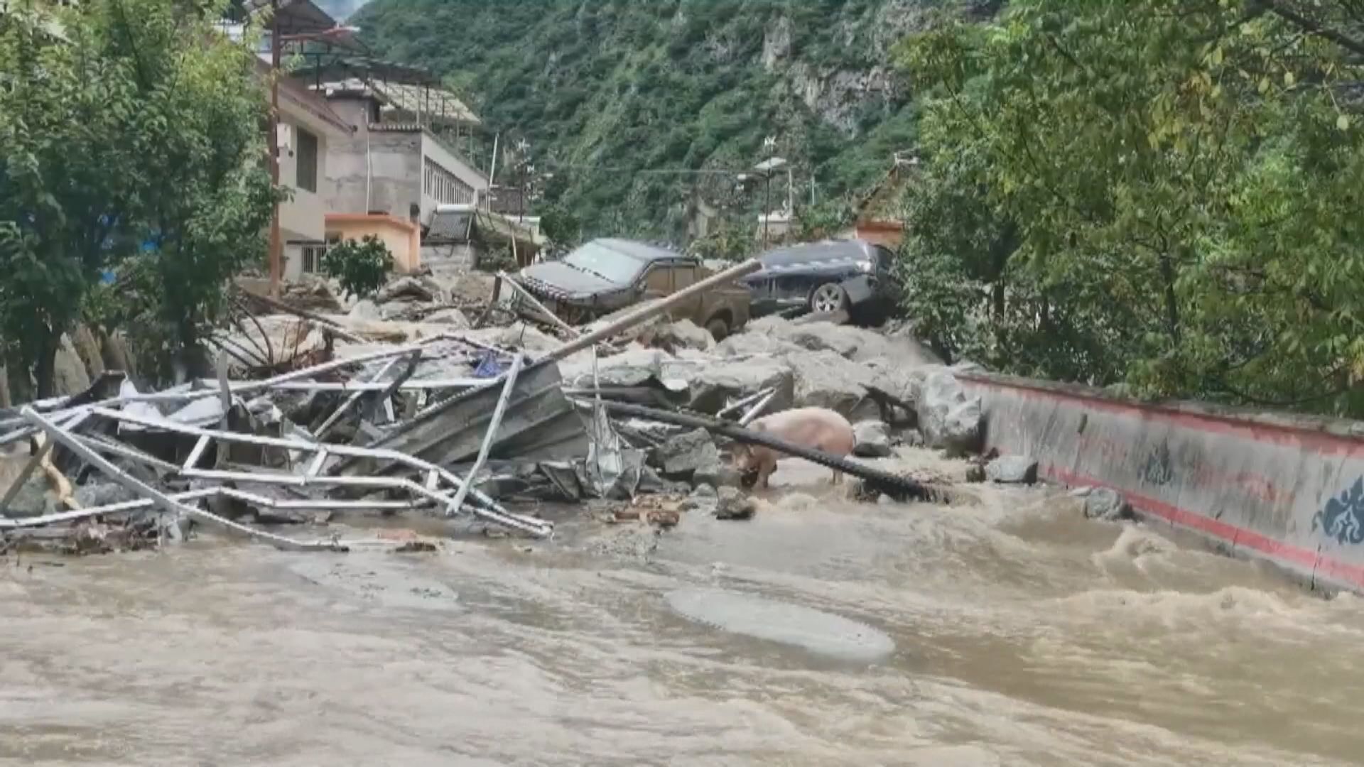 四川甘孜州村鎮遭遇山洪泥石流　沖毀連接隧道的橋樑　汽車滾落山坡