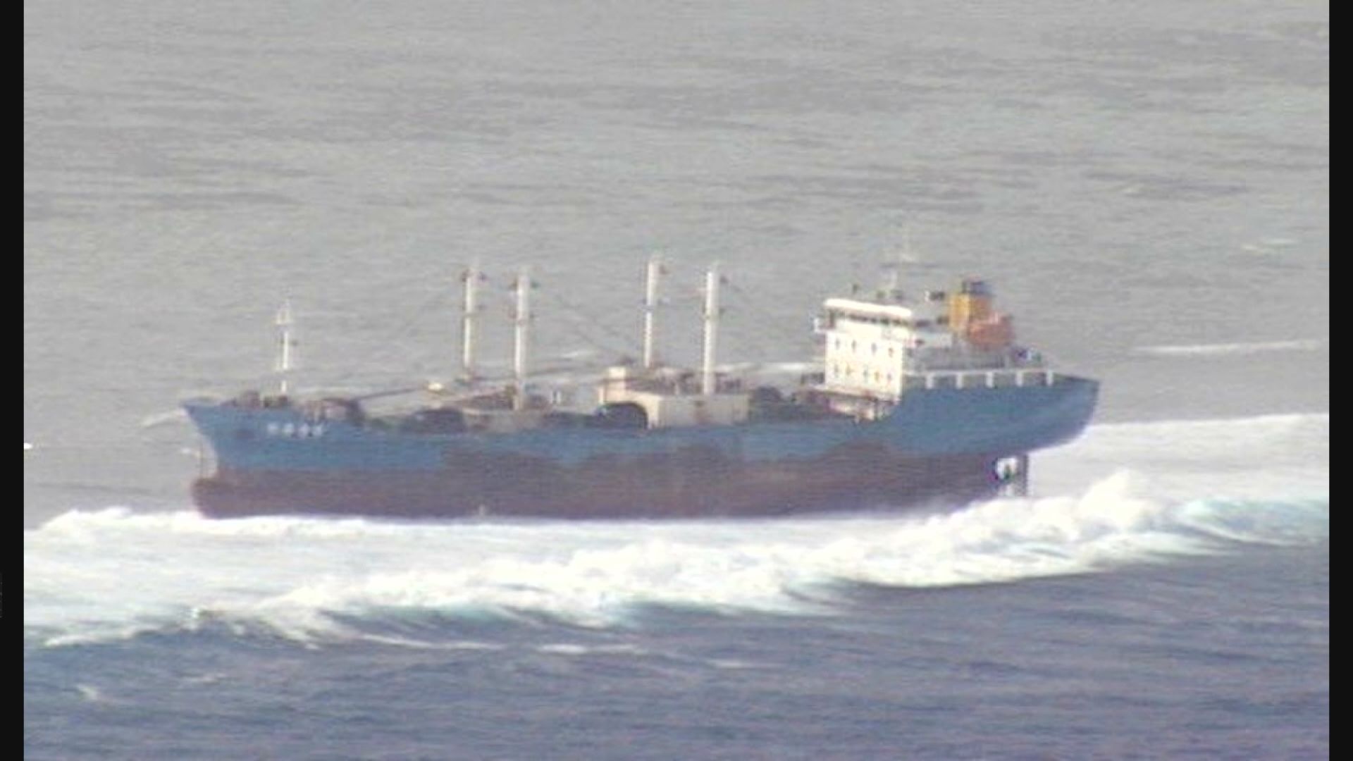 懸中國國旗漁船在太平洋環礁擱淺