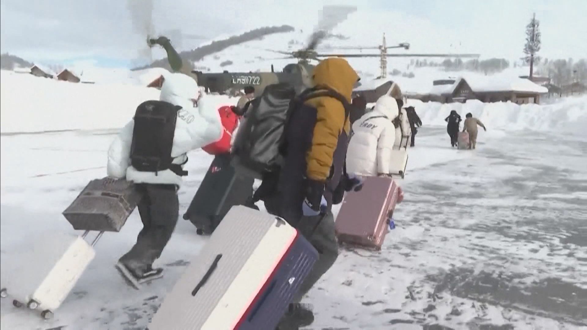 新疆喀納斯景區被雪崩封堵道路打通 旅客陸續離開