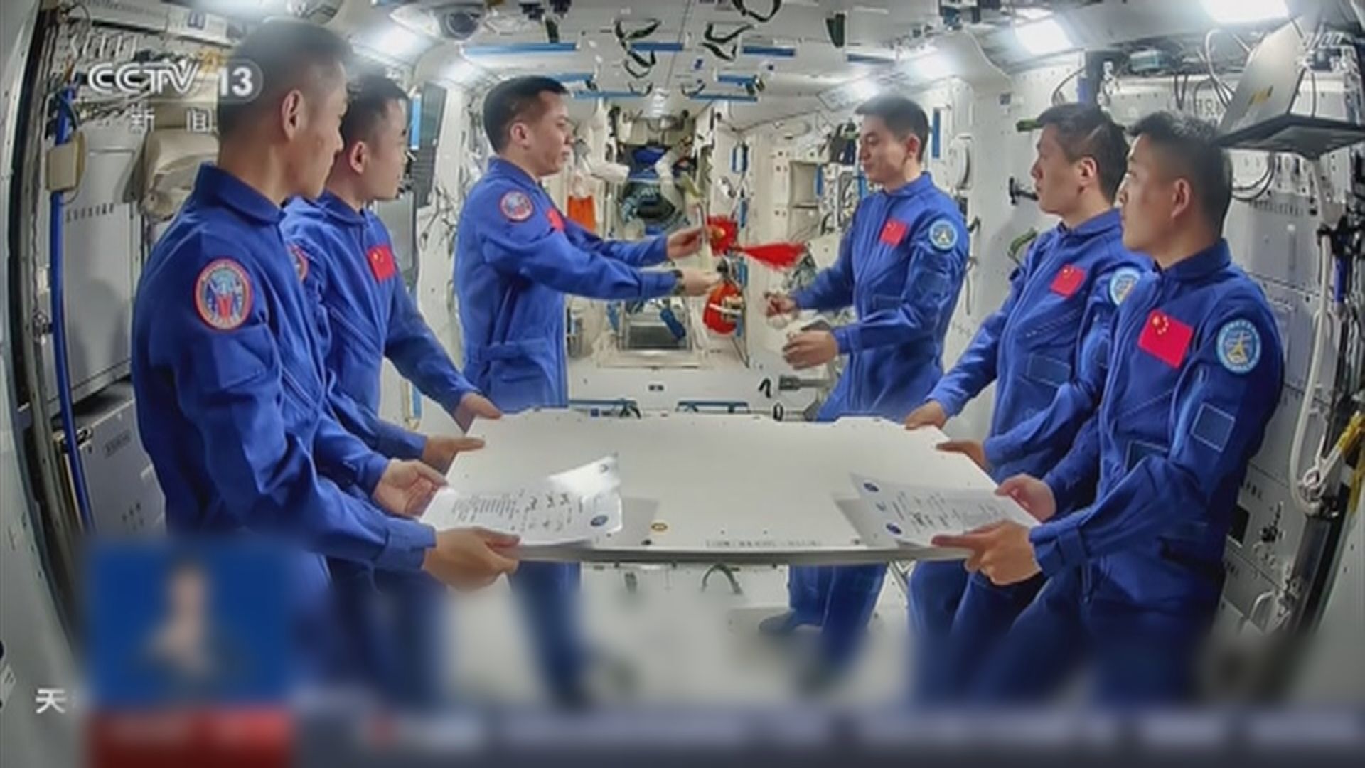 神十七航天員將中國太空站鑰匙移交給神十八航天員