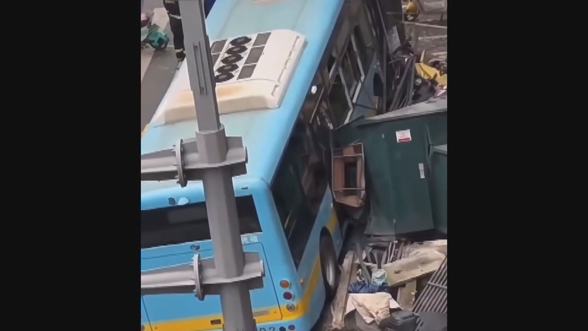 江西南昌巴士司機暈倒 車輛撞向途人致三死七傷