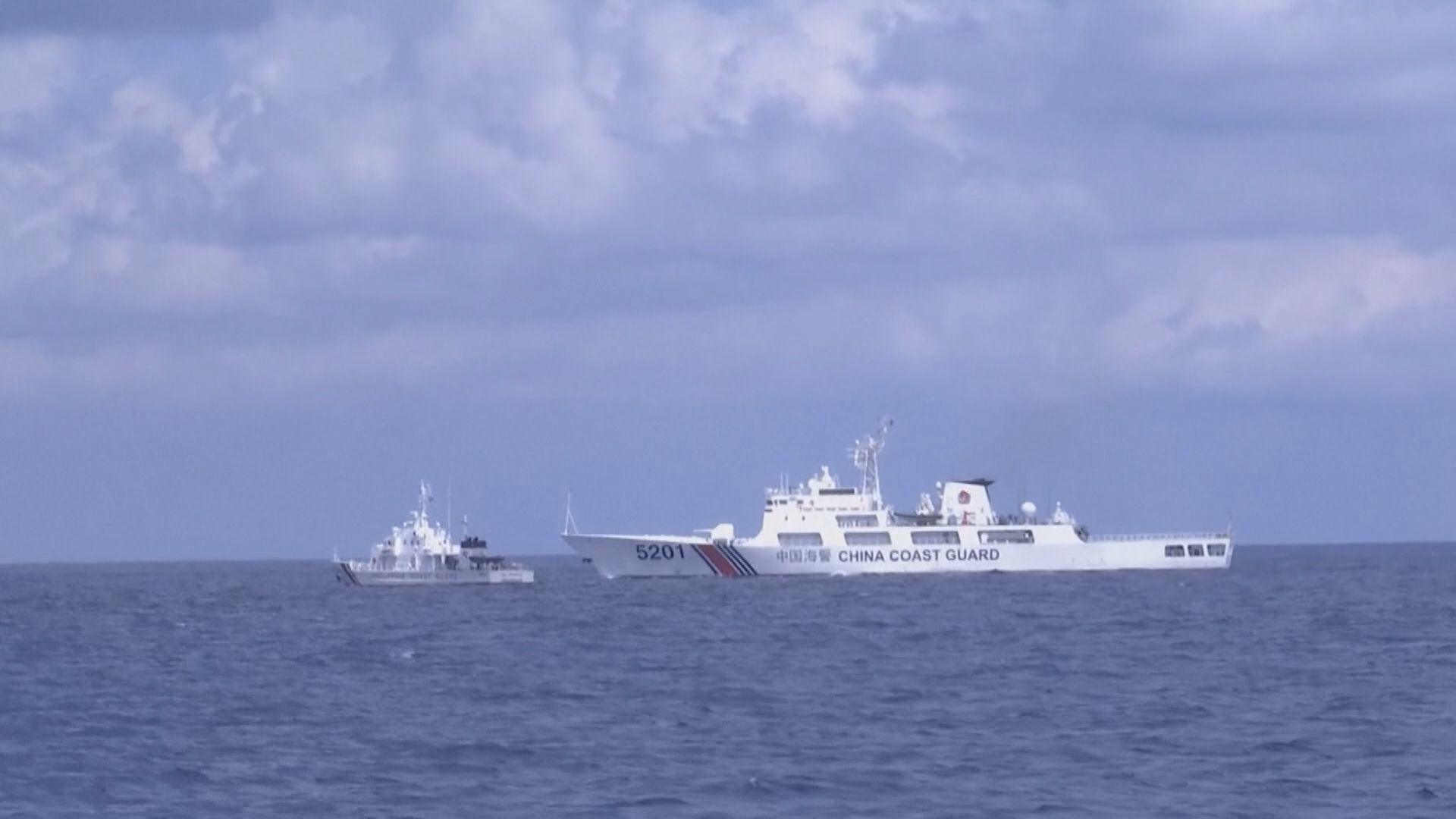 中國海警船在仁愛礁海域阻攔菲國艦艇駛入