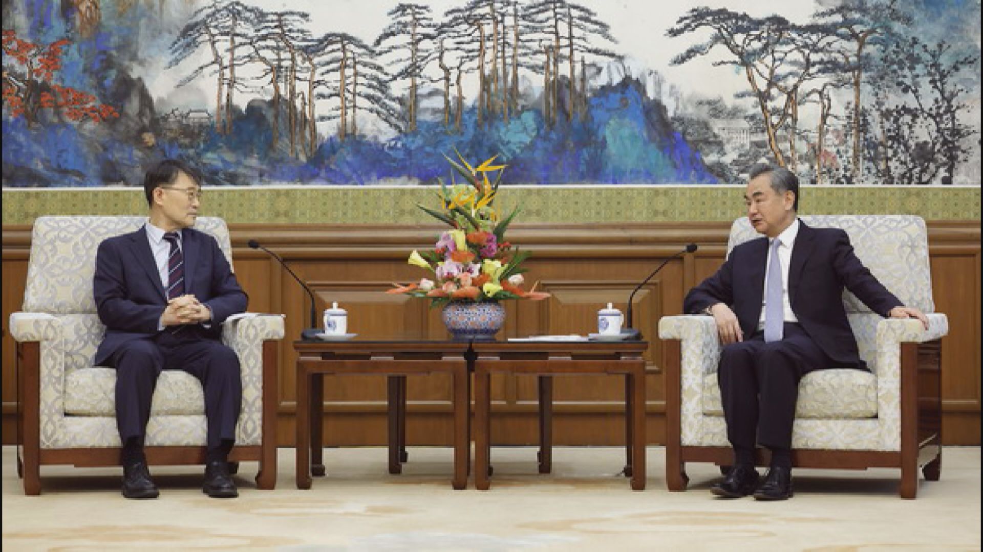 王毅分別會見印度和南韓駐華大使